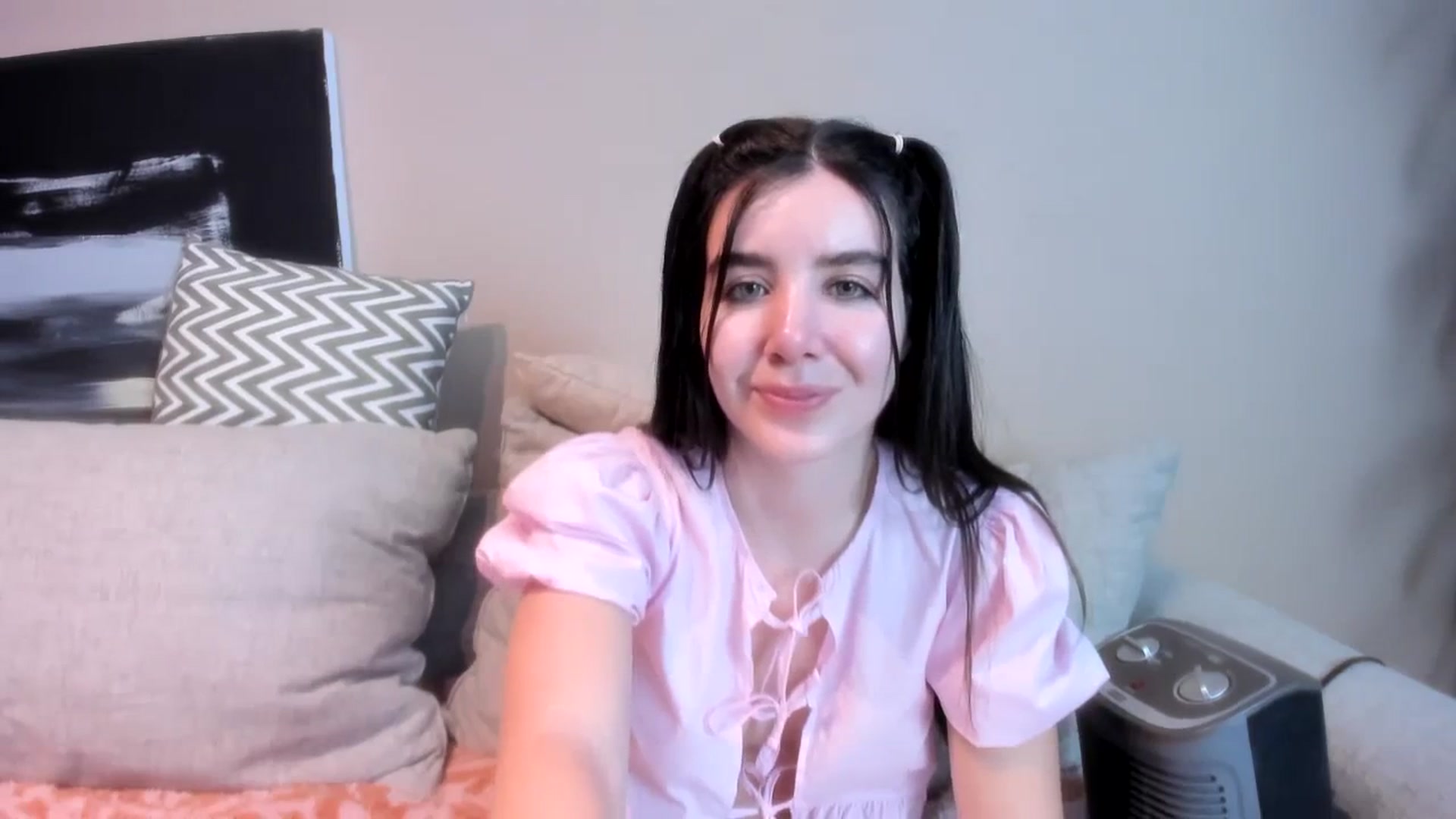 Gallery image thumbnail from LauraVega's myfreecams stream on, 02/07/2024, 24:08 image 12 of 20