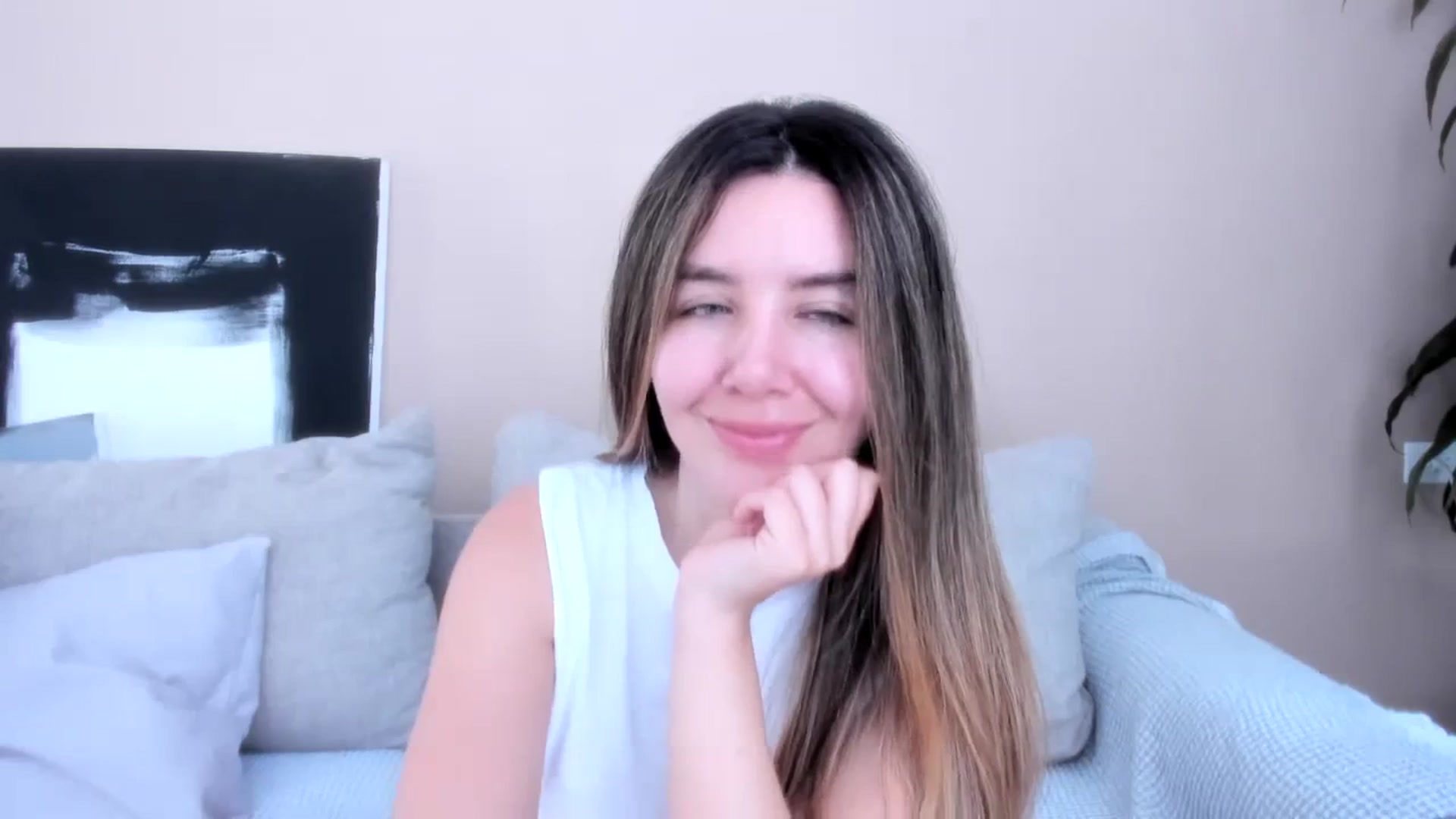 Gallery image thumbnail from LauraVega's myfreecams stream on, 04/01/2024, 17:06 image 17 of 20