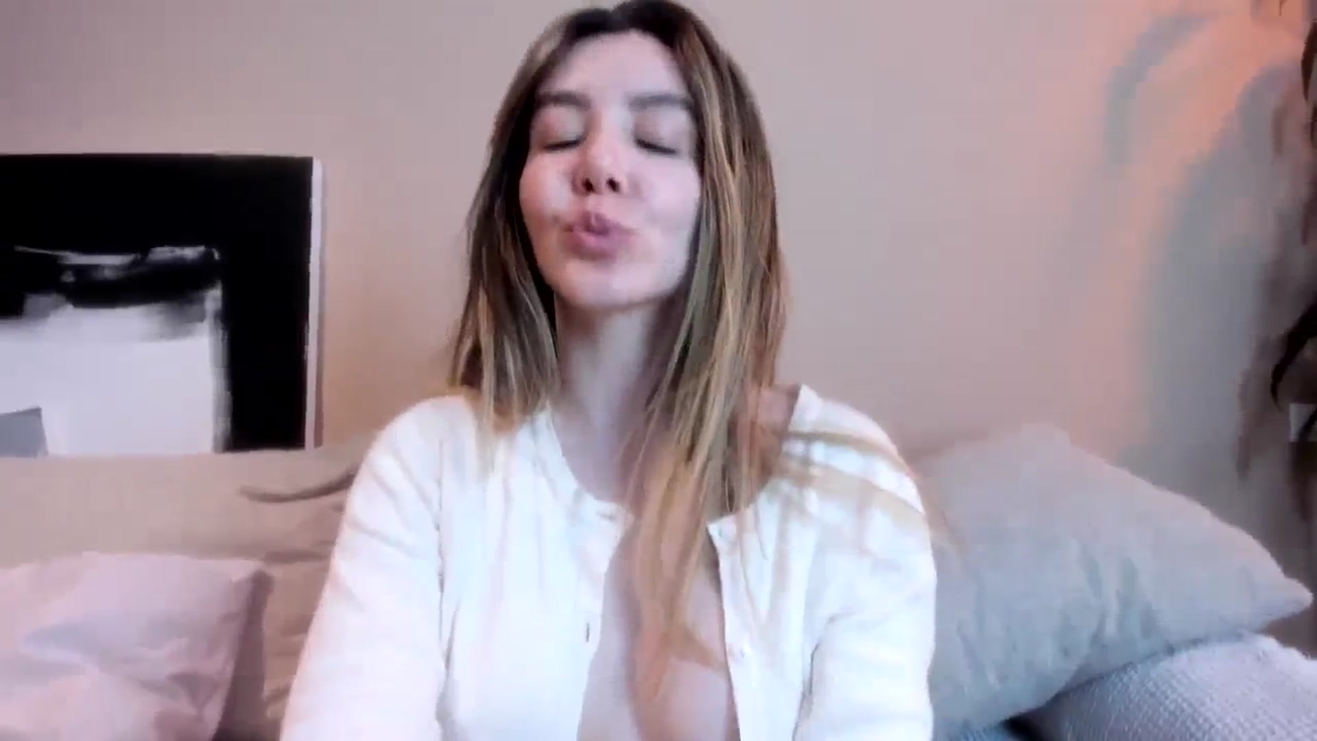 Gallery image thumbnail from LauraVega's myfreecams stream on, 04/02/2024, 01:48 image 10 of 20