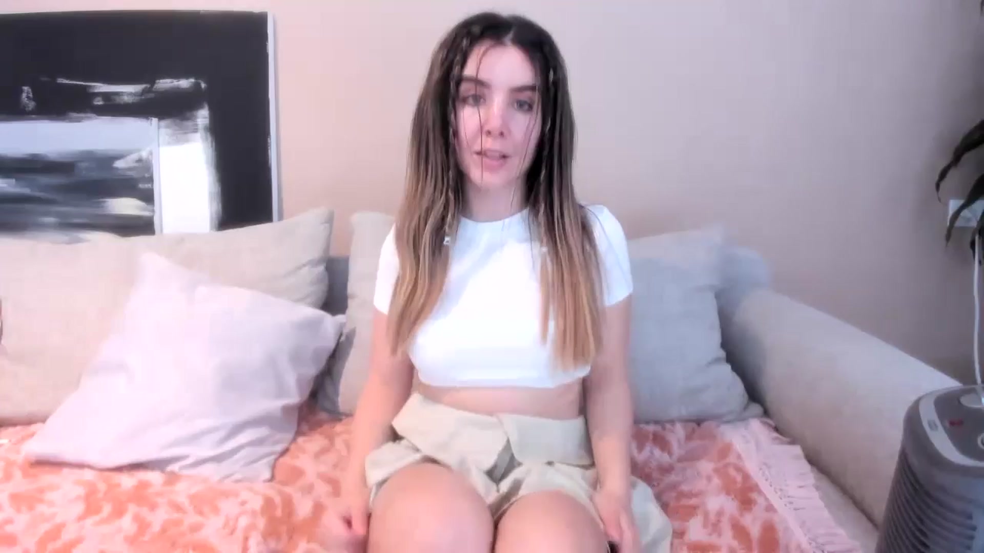 Gallery image thumbnail from LauraVega's myfreecams stream on, 04/17/2024, 15:15 image 4 of 20