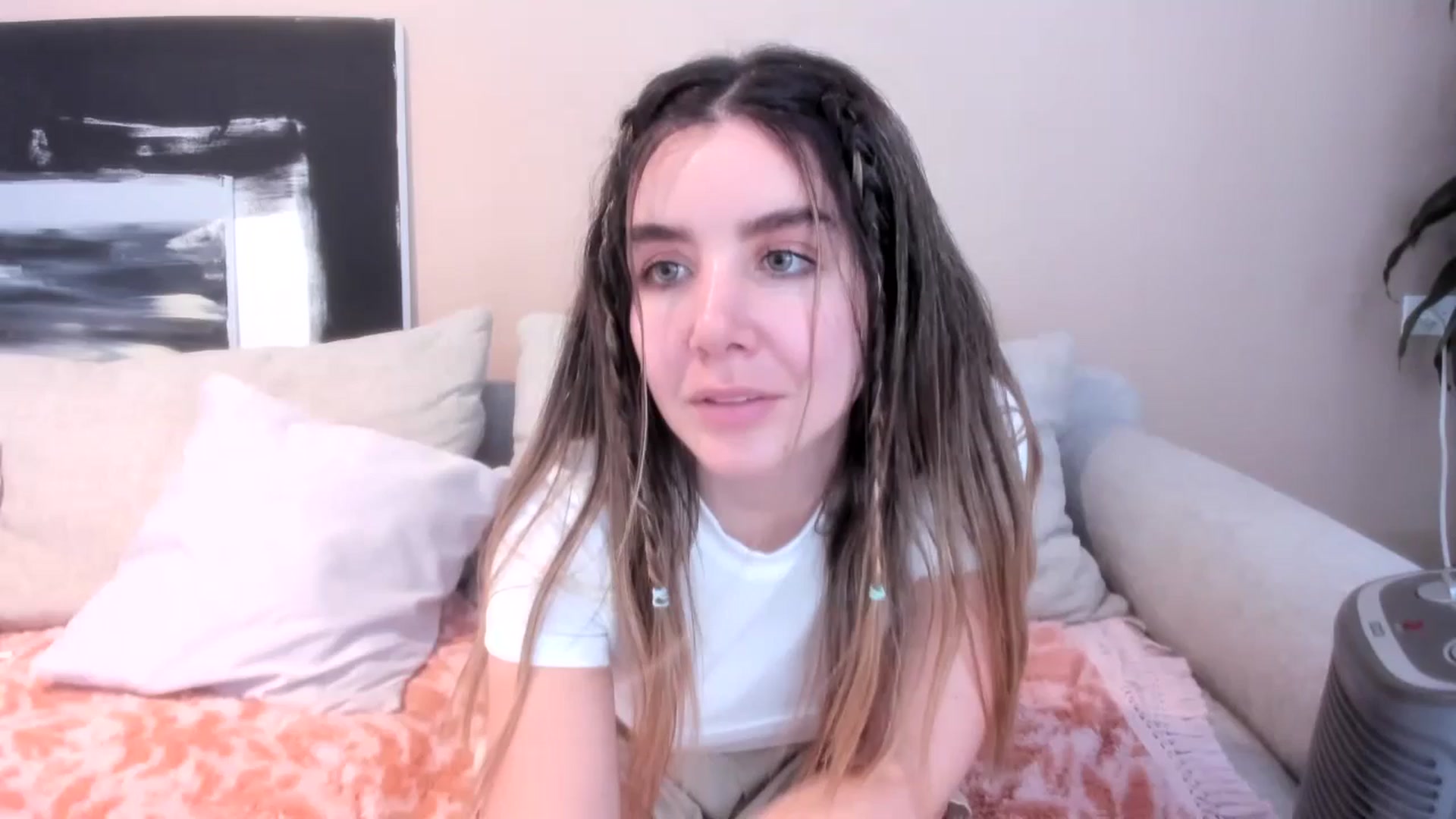 Gallery image thumbnail from LauraVega's myfreecams stream on, 04/17/2024, 15:15 image 6 of 20