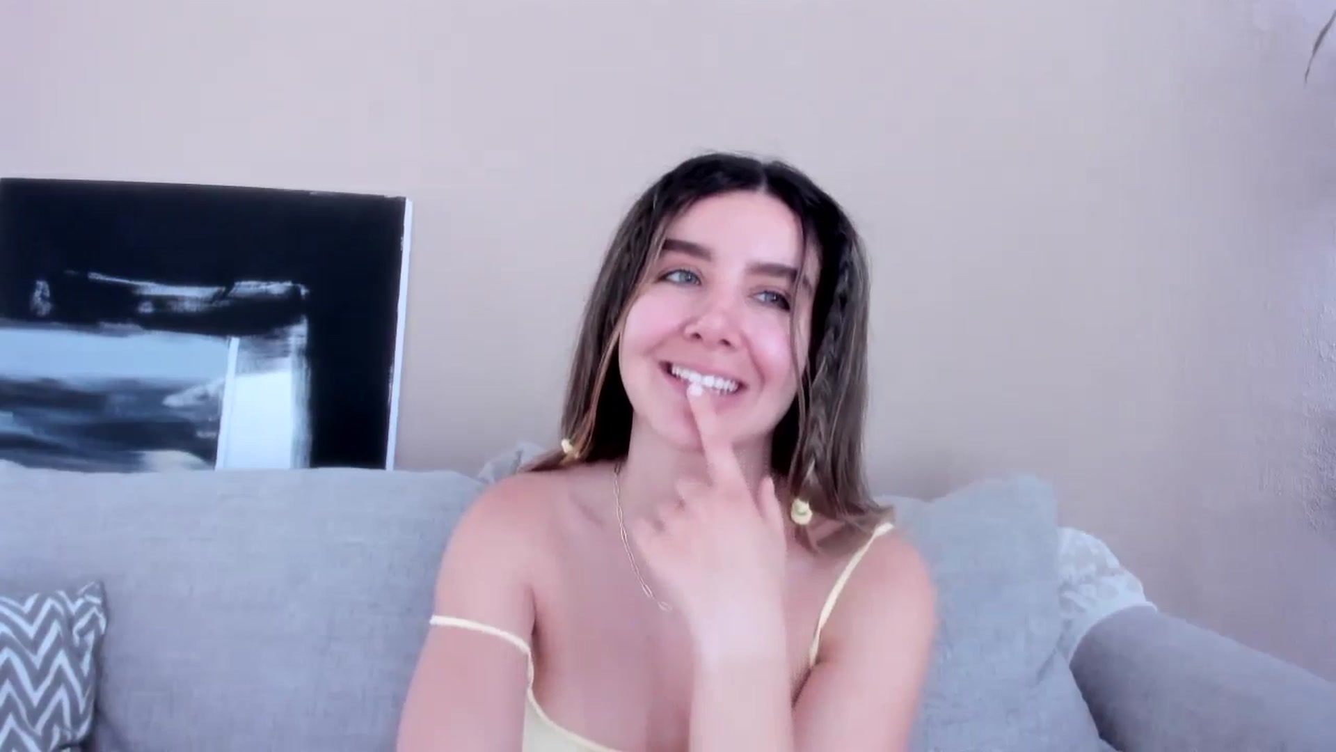 Gallery image thumbnail from LauraVega's myfreecams stream on, 05/08/2024, 17:34 image 10 of 20