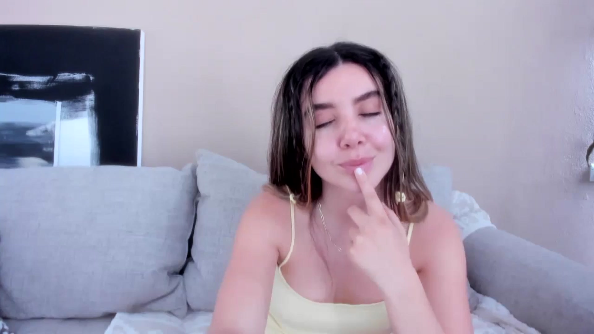 Gallery image thumbnail from LauraVega's myfreecams stream on, 05/08/2024, 17:34 image 16 of 20