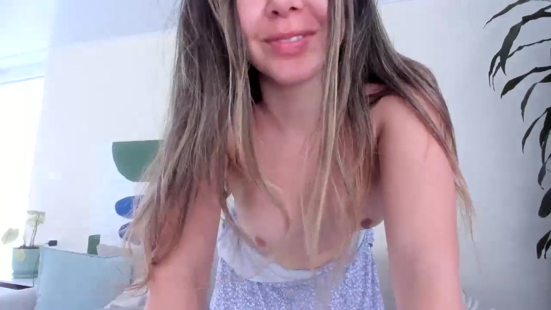 Gallery image thumbnail from LauraVega's myfreecams stream on, 10/16/2024, 17:05 image 10 of 20