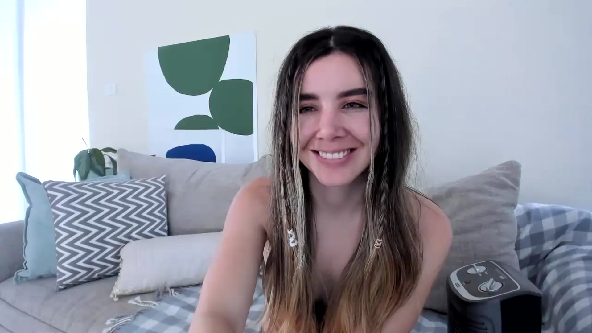 Gallery image thumbnail from LauraVega's myfreecams stream on, 04/01/2025, 18:01 image 10 of 20