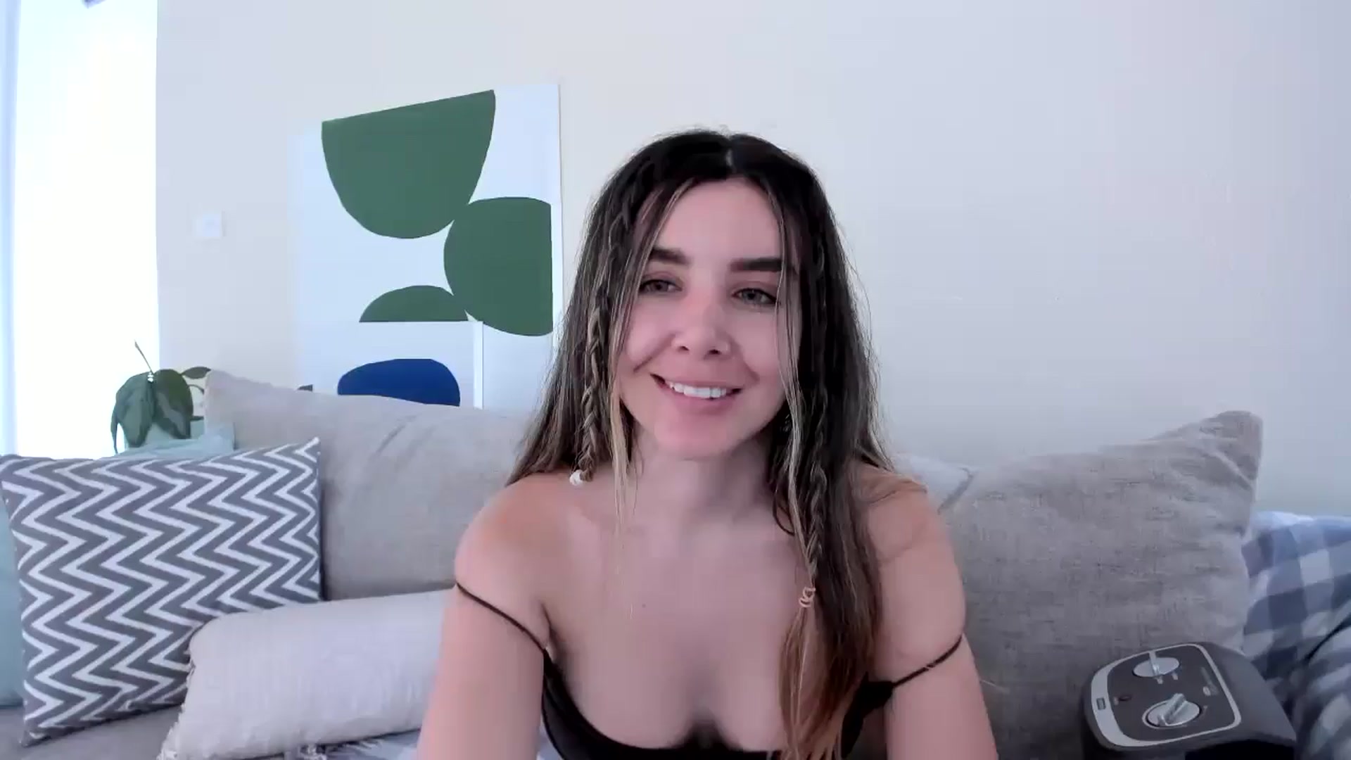 Gallery image thumbnail from LauraVega's myfreecams stream on, 04/01/2025, 18:01 image 6 of 20