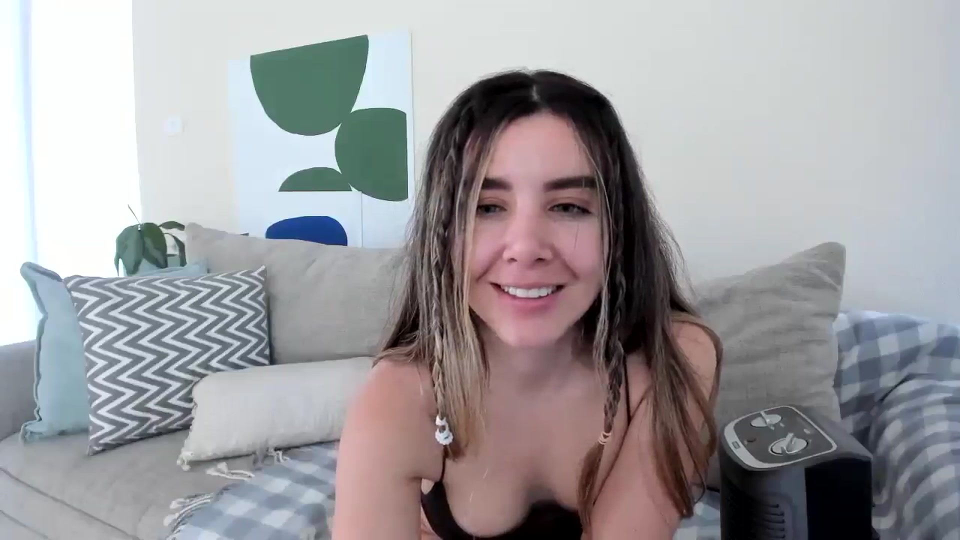 Gallery image thumbnail from LauraVega's myfreecams stream on, 04/01/2025, 18:01 image 11 of 20