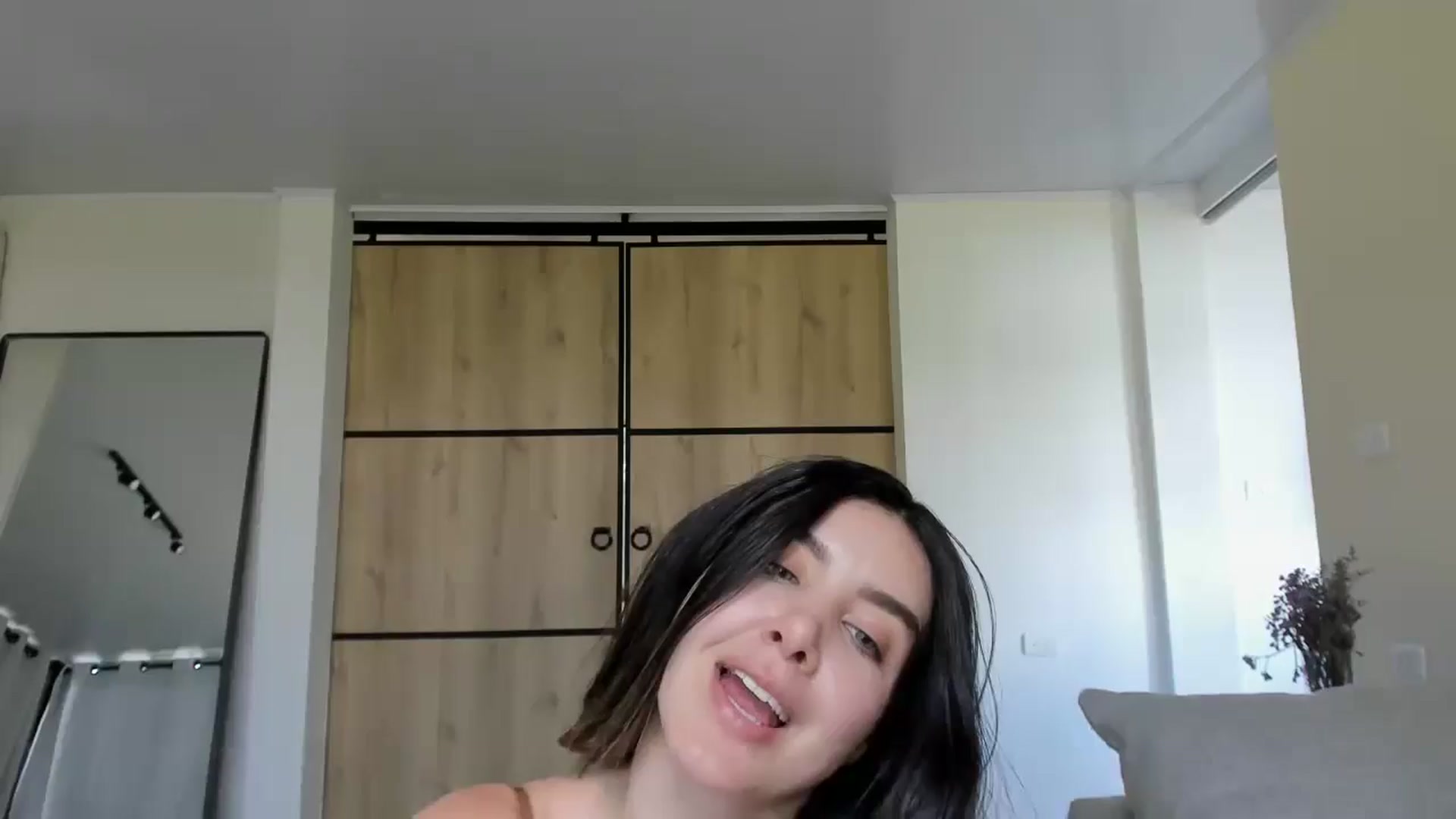 Gallery image thumbnail from LauraVega's myfreecams stream on, 04/26/2026, 17:03 image 16 of 20