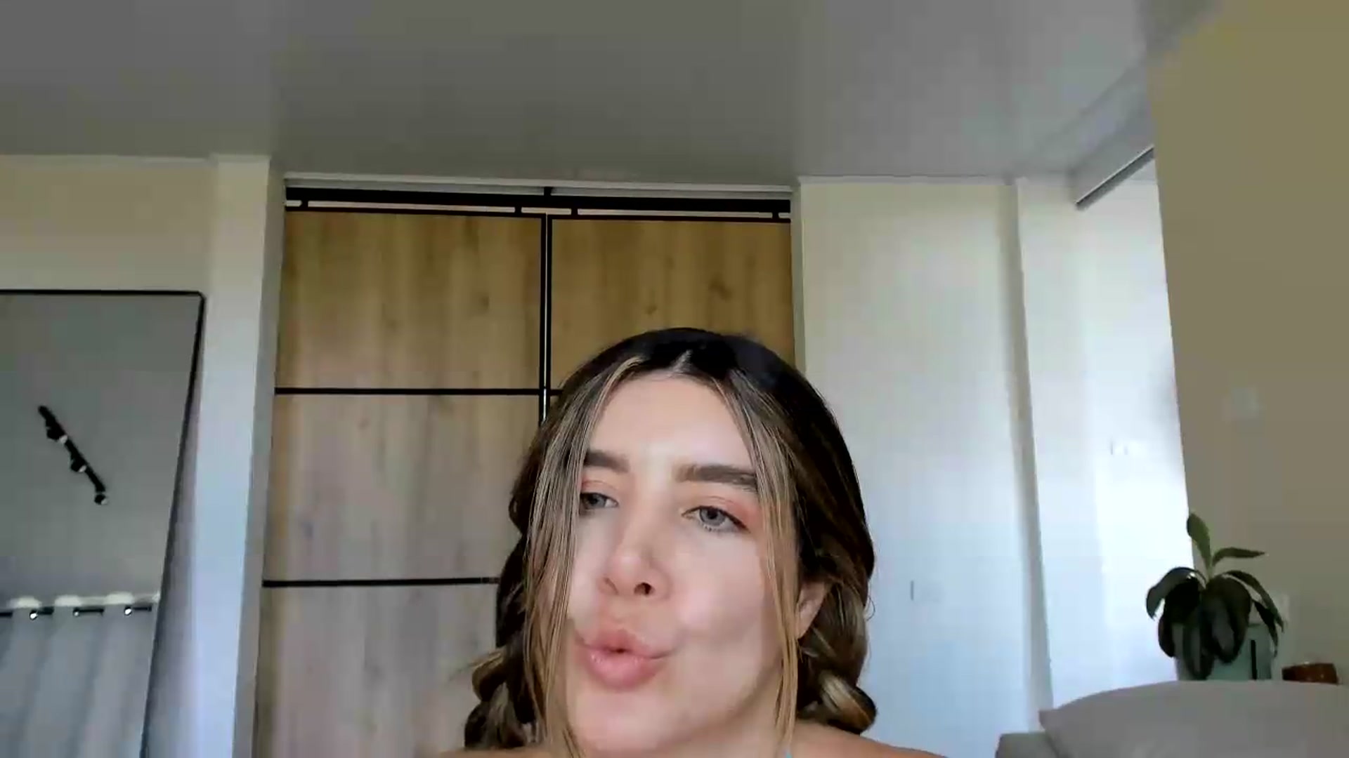 Gallery image thumbnail from LauraVega's myfreecams stream on, 07/05/2026, 18:28 image 17 of 20