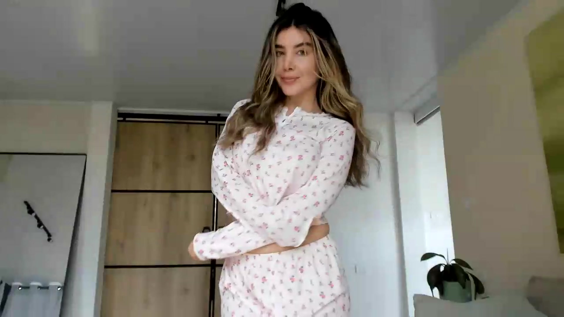 Gallery image thumbnail from LauraVega's myfreecams stream on, 08/21/2026, 16:46 image 4 of 20