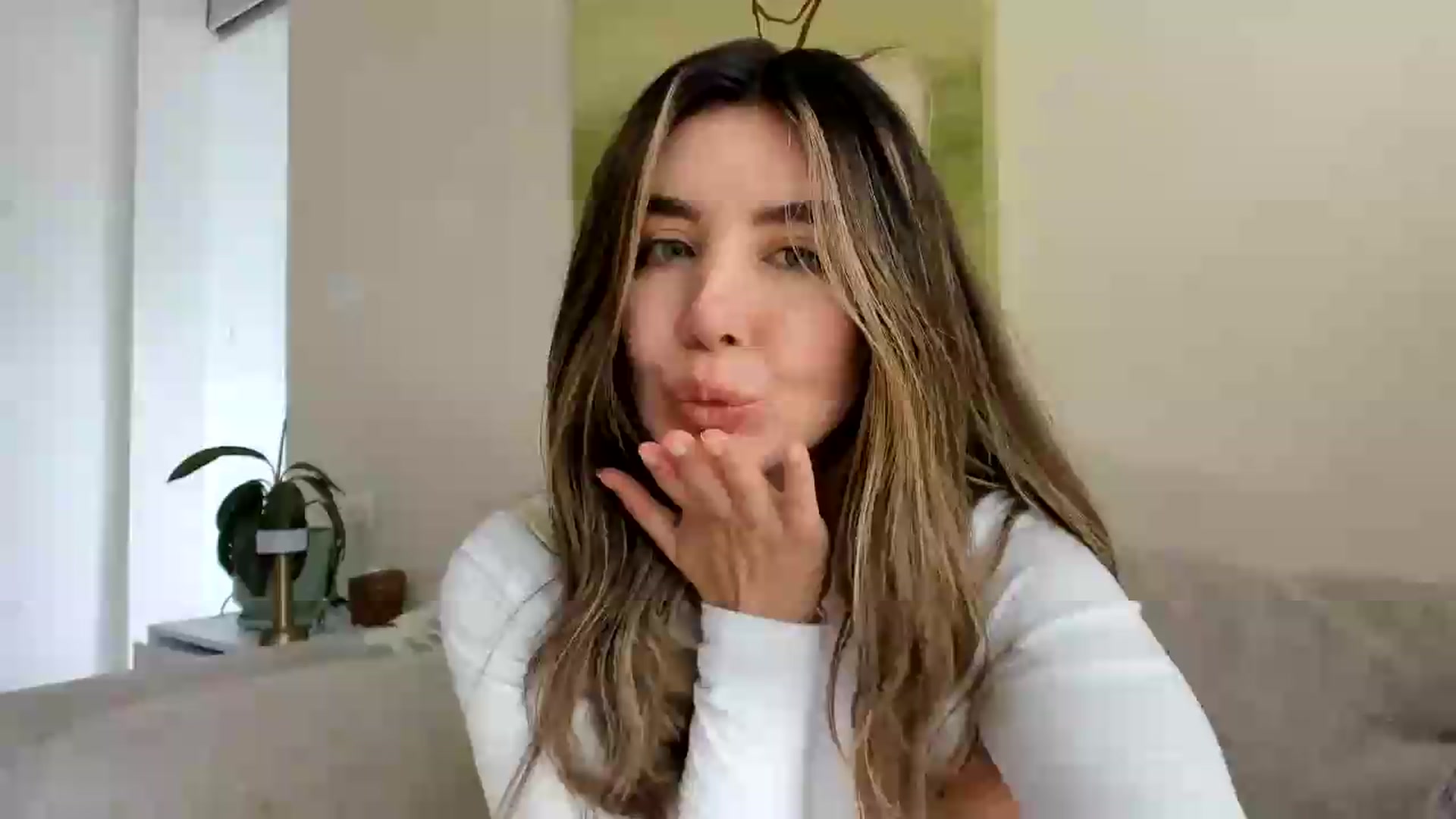 Gallery image thumbnail from LauraVega's myfreecams stream on, 08/29/2026, 16:02 image 1 of 20