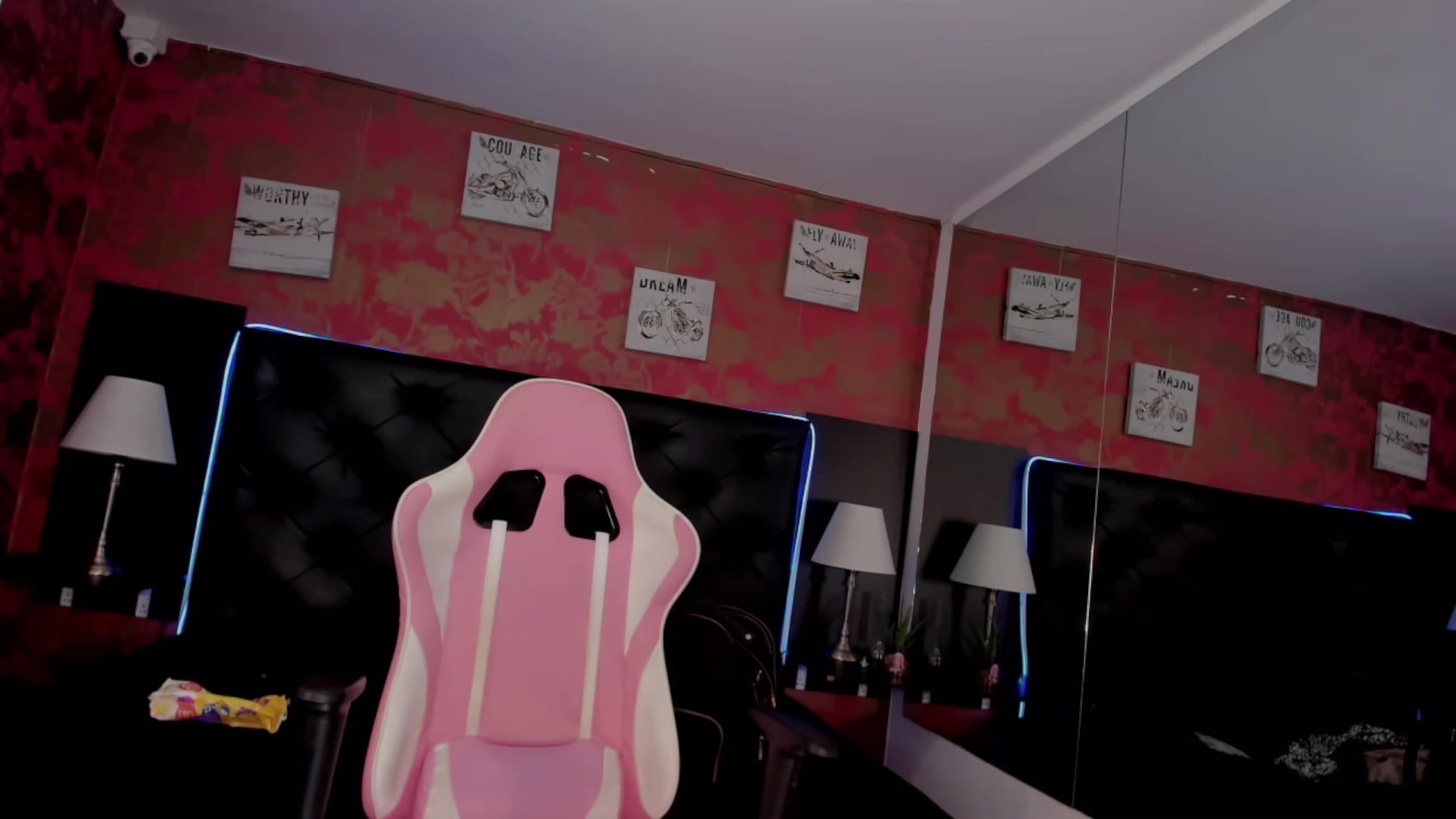 Gallery image thumbnail from Laura_boobss's myfreecams stream on, 11/18/2022, 06:55 image 16 of 20