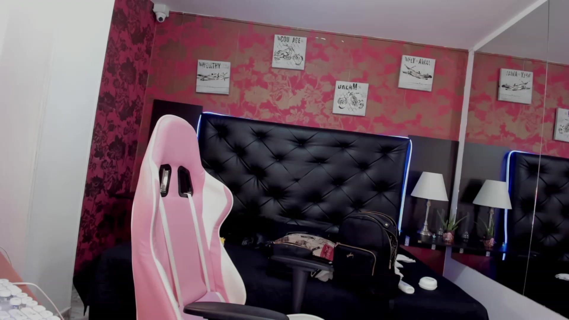 Gallery image thumbnail from Laura_boobss's myfreecams stream on, 11/18/2022, 06:55 image 19 of 20