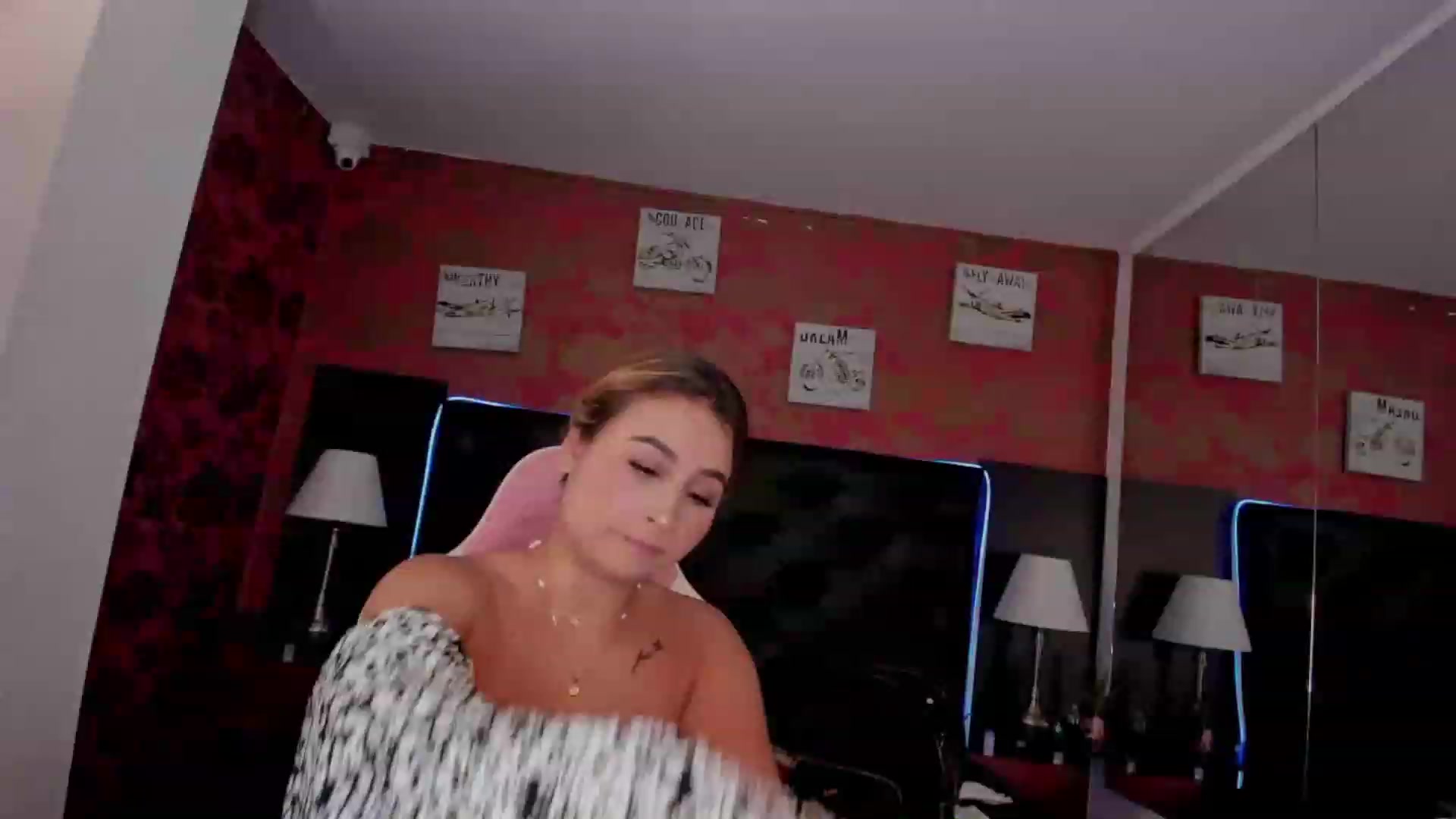 Gallery image thumbnail from Laura_boobss's myfreecams stream on, 11/18/2022, 06:55 image 17 of 20