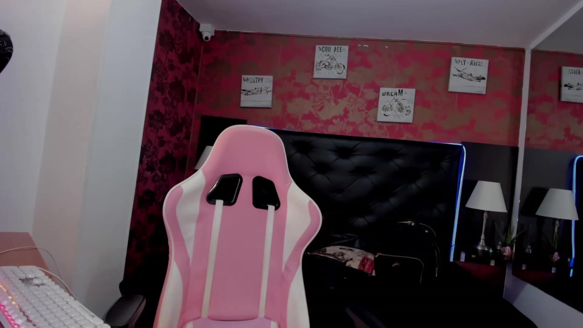 Gallery image thumbnail from Laura_boobss's myfreecams stream on, 11/18/2022, 06:55 image 9 of 20