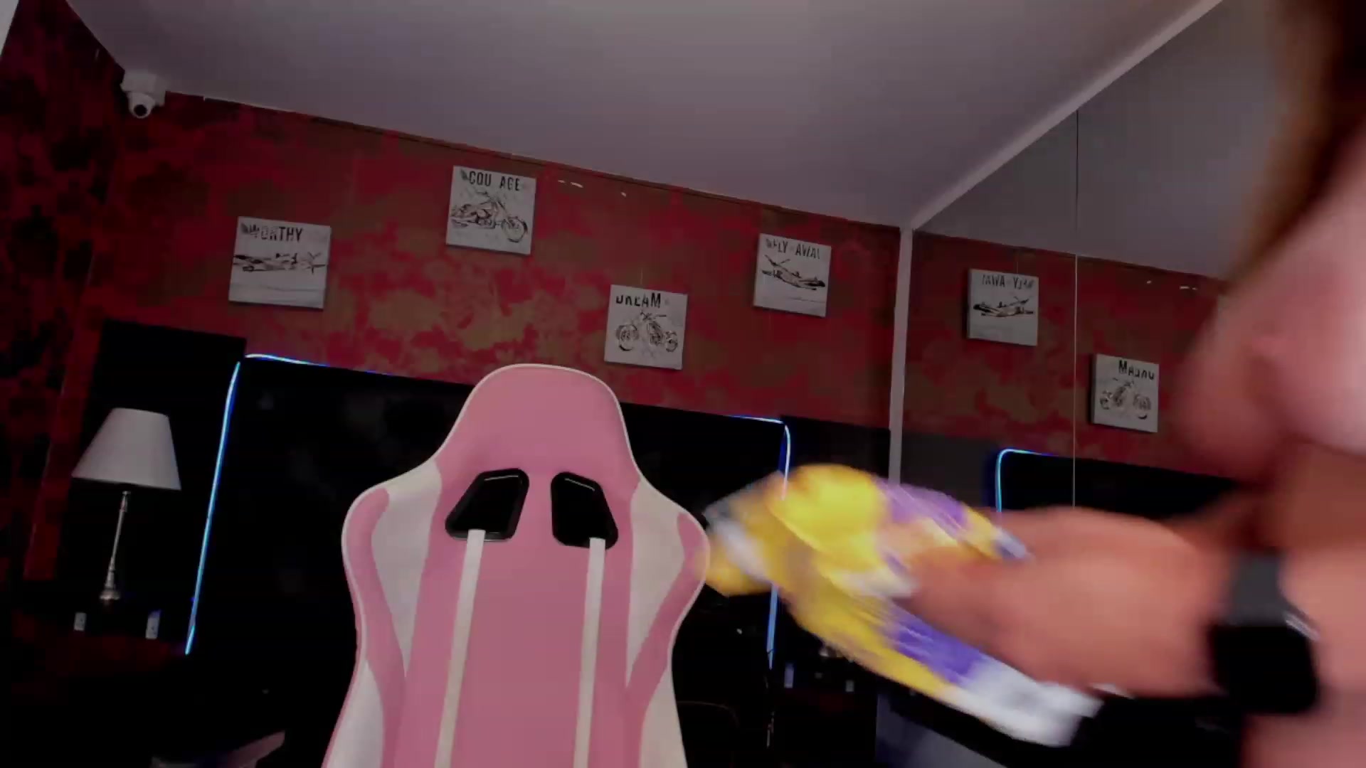 Gallery image thumbnail from Laura_boobss's myfreecams stream on, 11/18/2022, 06:55 image 15 of 20