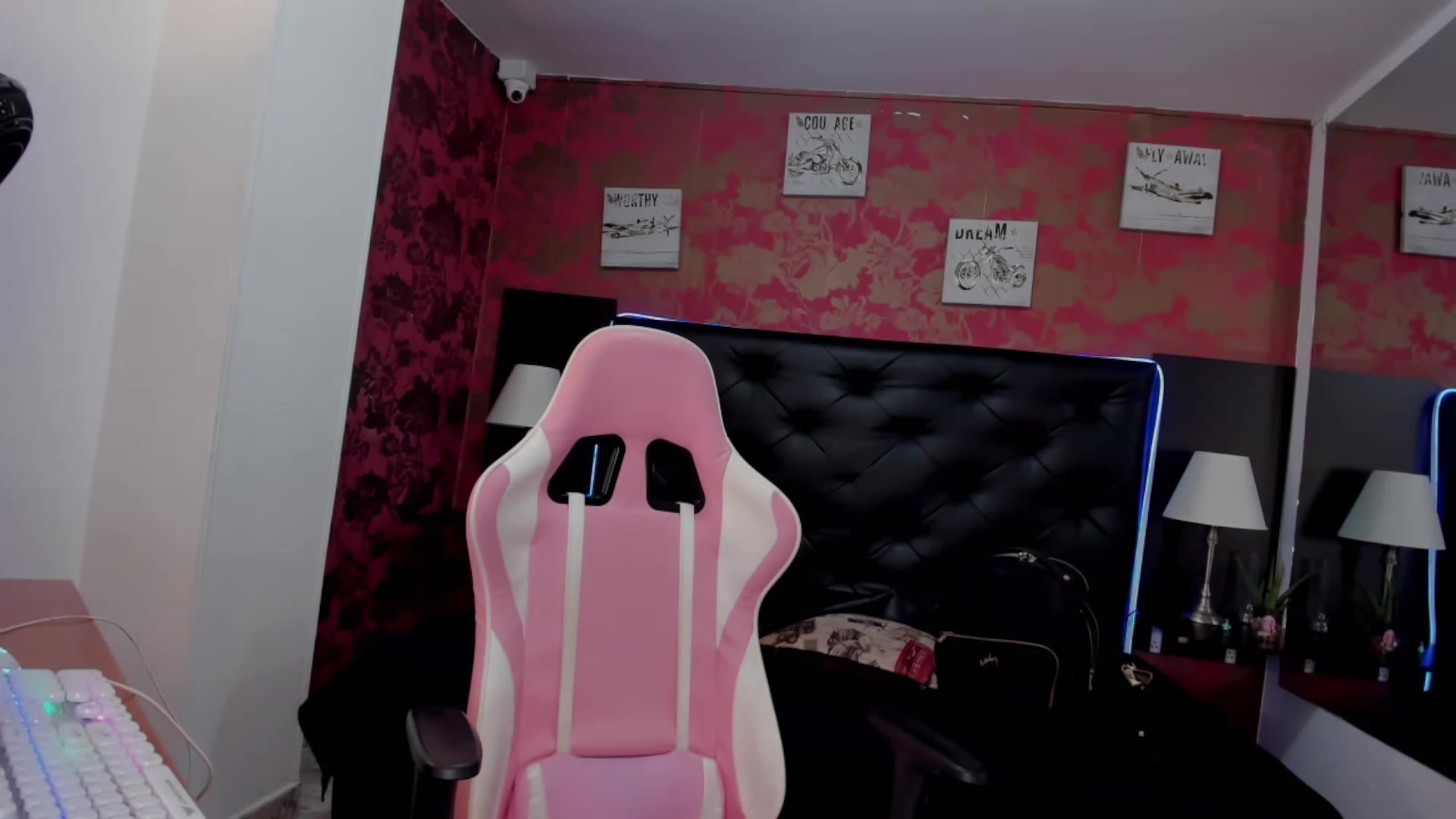 Gallery image thumbnail from Laura_boobss's myfreecams stream on, 11/18/2022, 06:55 image 3 of 20