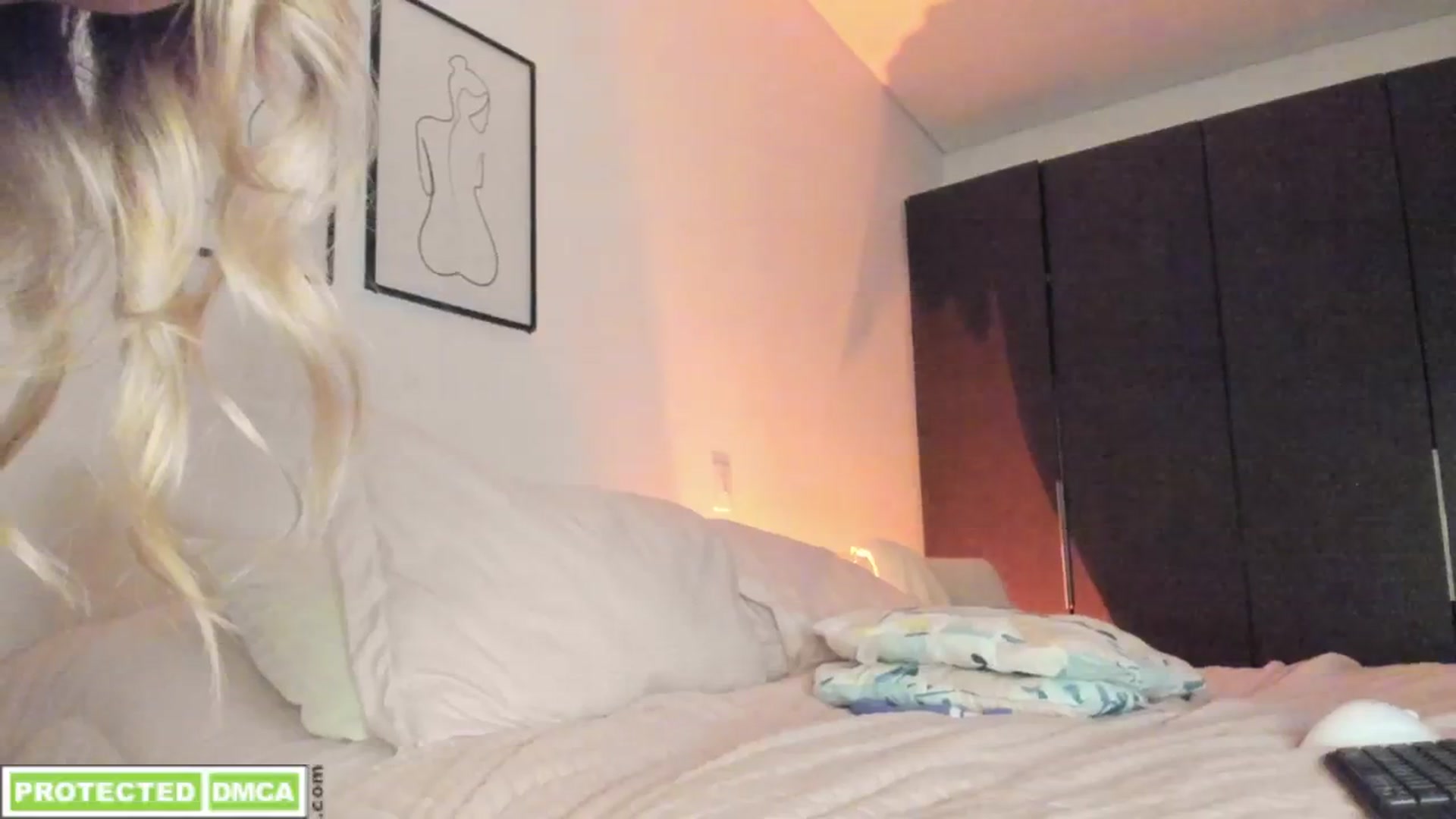 Gallery image thumbnail from Lauravall's myfreecams stream on, 10/19/2025, 23:59 image 20 of 20