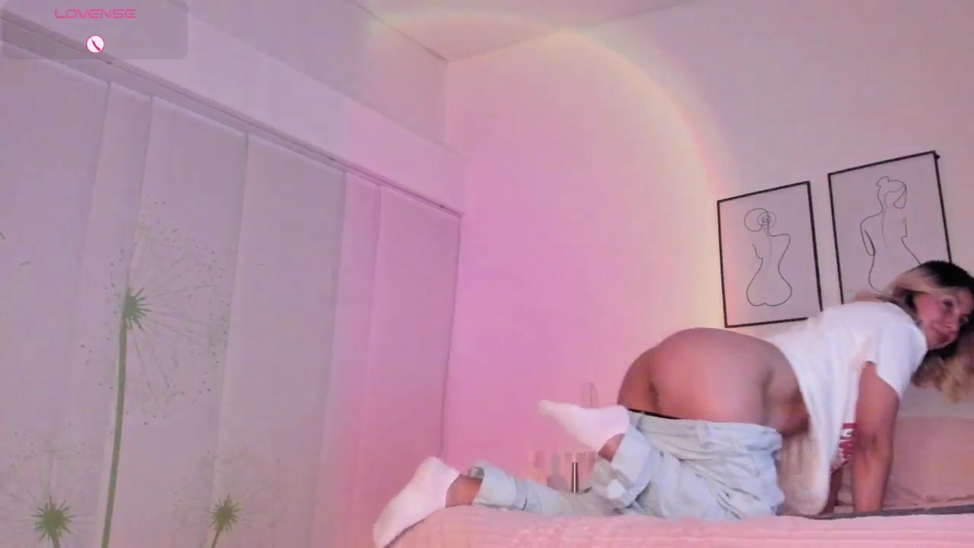 Gallery image thumbnail from Lauravall's myfreecams stream on, 04/13/2026, 04:37 image 18 of 20
