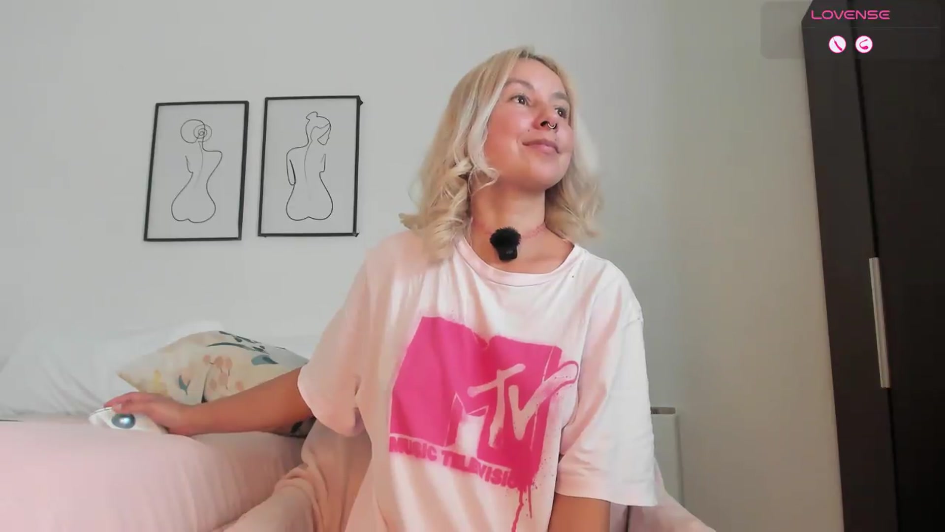 Gallery image thumbnail from Lauravall's myfreecams stream on, 05/08/2026, 17:44 image 16 of 20