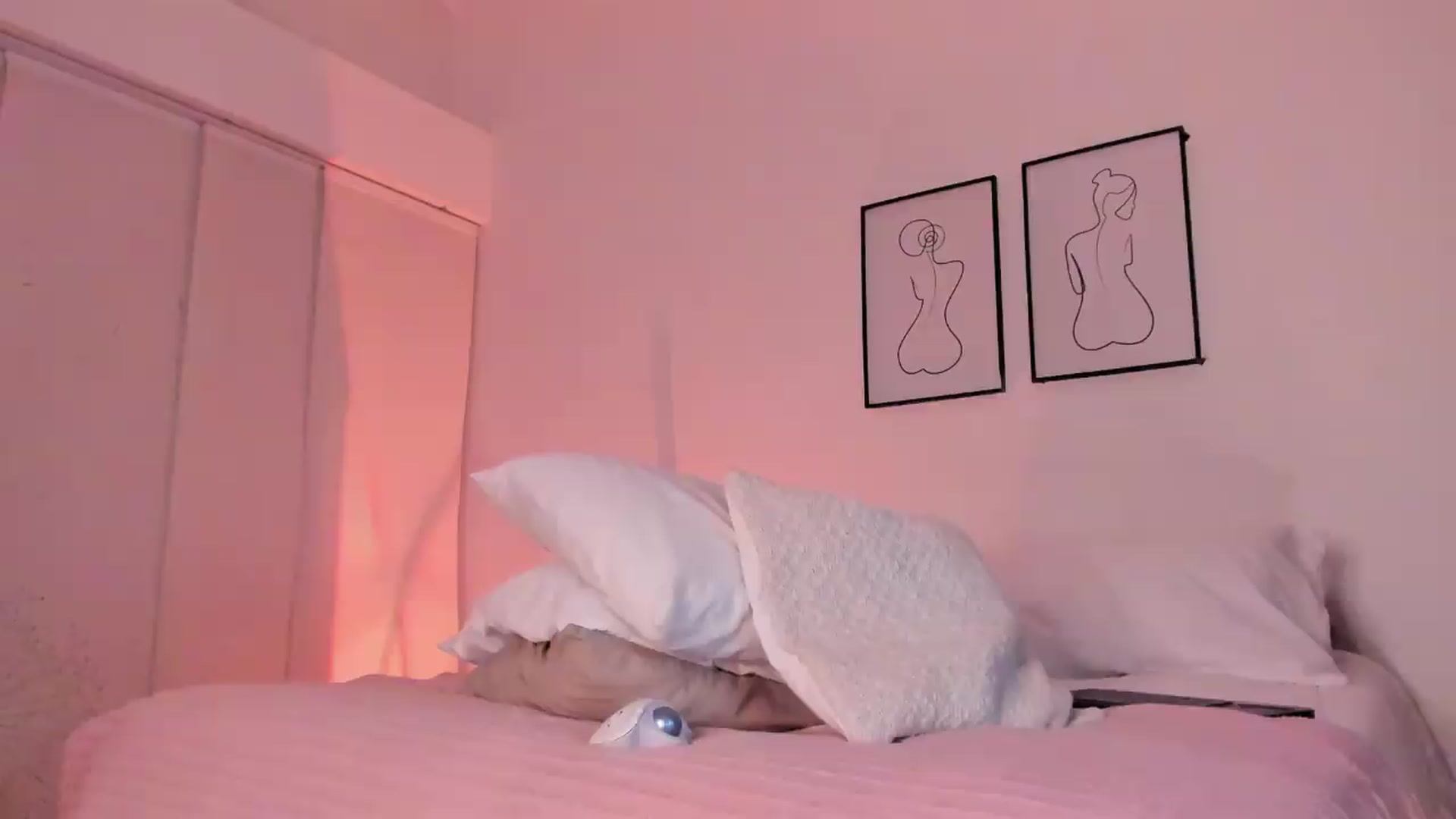 Gallery image thumbnail from Lauravall's myfreecams stream on, 06/16/2026, 06:11 image 9 of 20