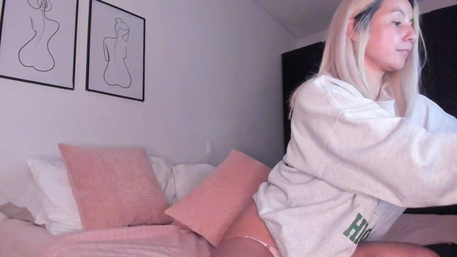 Gallery image thumbnail from Lauravall's myfreecams stream on, 08/26/2026, 04:13 image 11 of 20