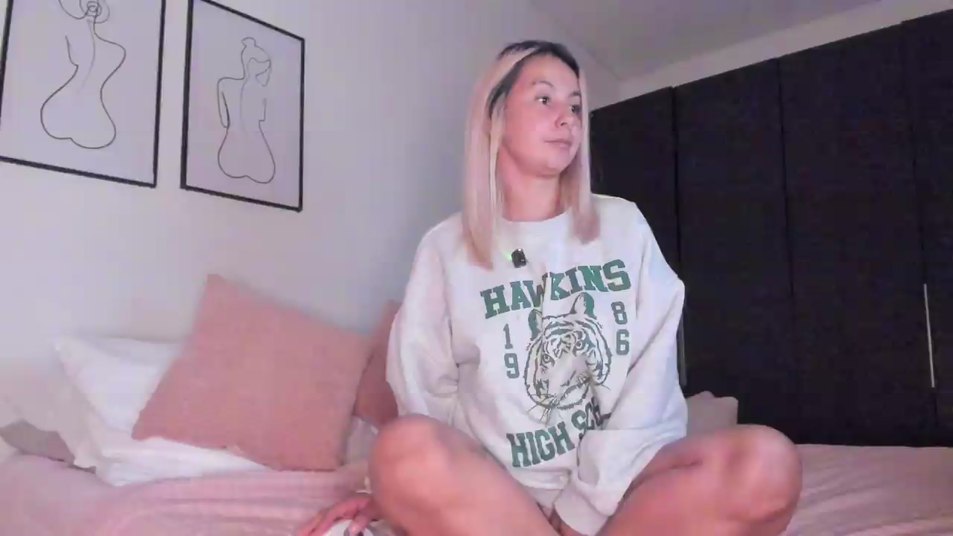 Gallery image thumbnail from Lauravall's myfreecams stream on, 08/26/2026, 04:13 image 1 of 20