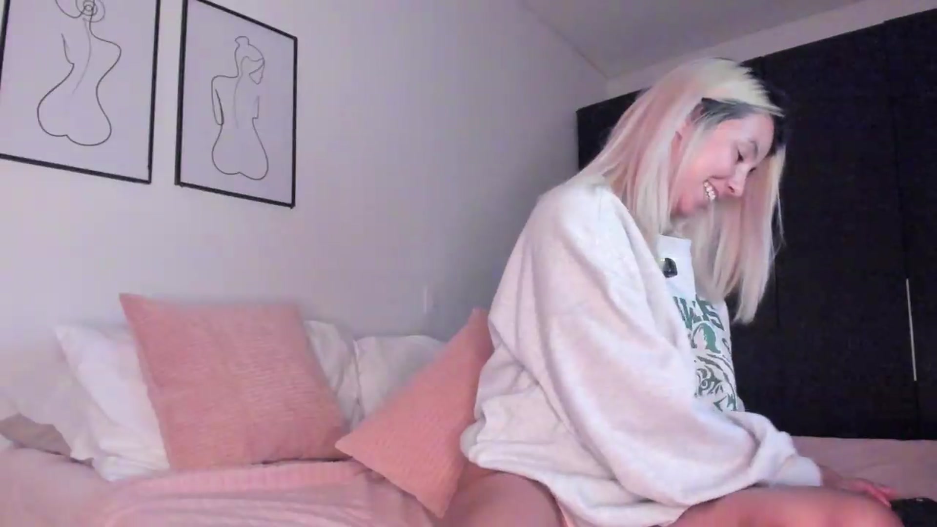 Gallery image thumbnail from Lauravall's myfreecams stream on, 08/26/2026, 04:13 image 12 of 20