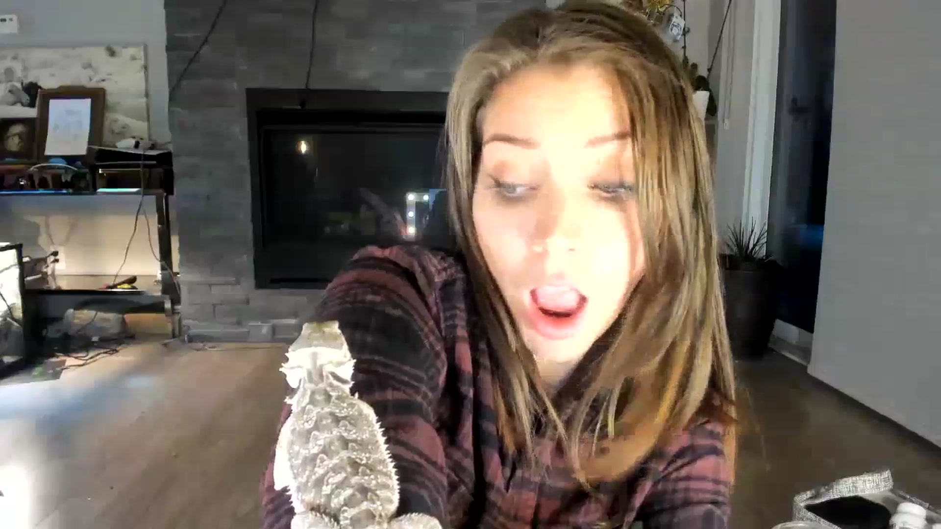 Gallery image thumbnail from Laurel's myfreecams stream on, 08/03/2023, 11:26 image 5 of 20