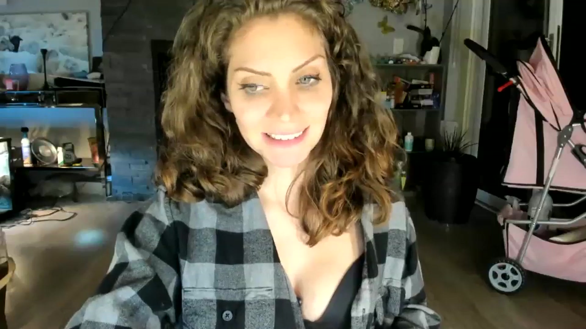 Gallery image thumbnail from Laurel's myfreecams stream on, 08/17/2023, 07:13 image 12 of 20