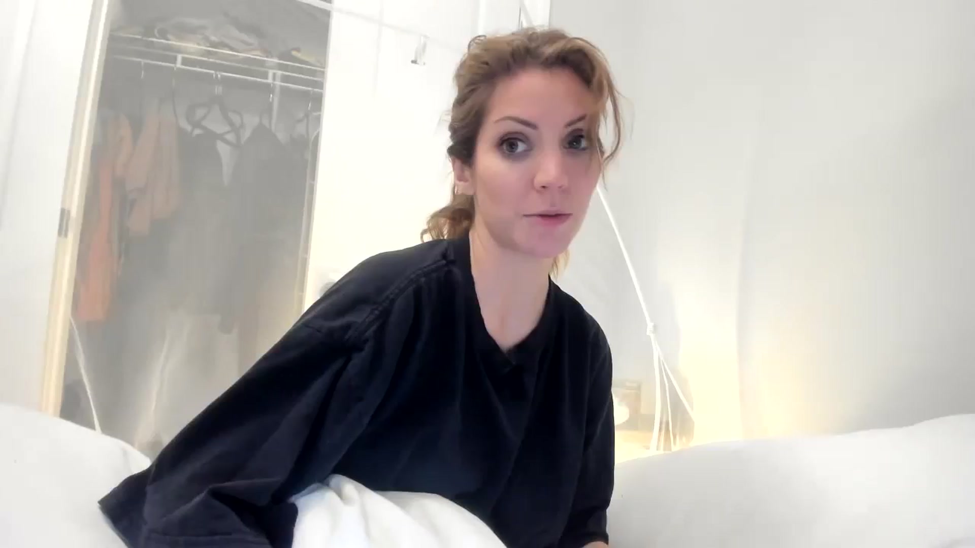 Gallery image thumbnail from Laurel's myfreecams stream on, 12/03/2023, 04:18 image 4 of 20