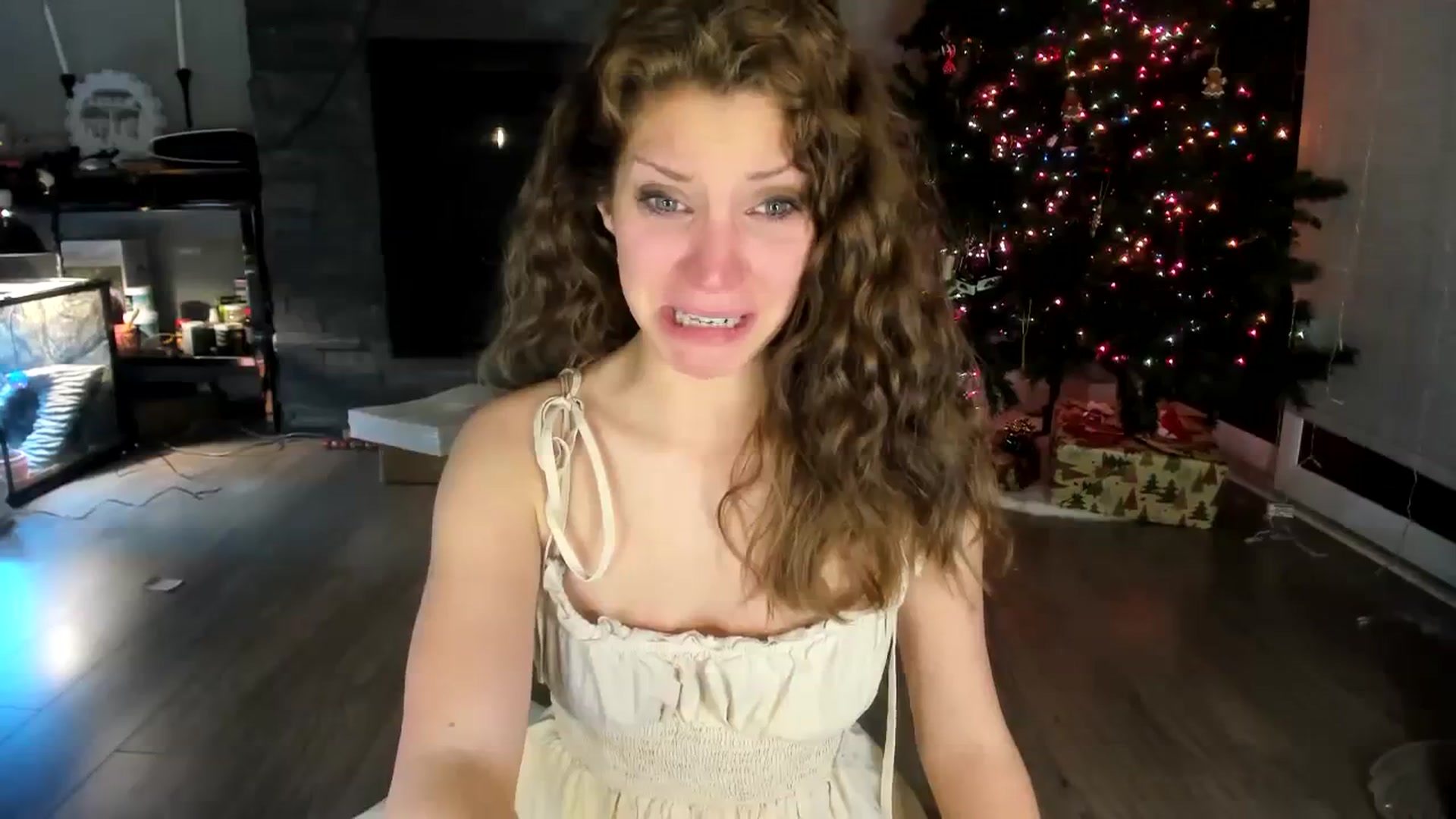Gallery image thumbnail from Laurel's myfreecams stream on, 12/16/2023, 05:55 image 18 of 20