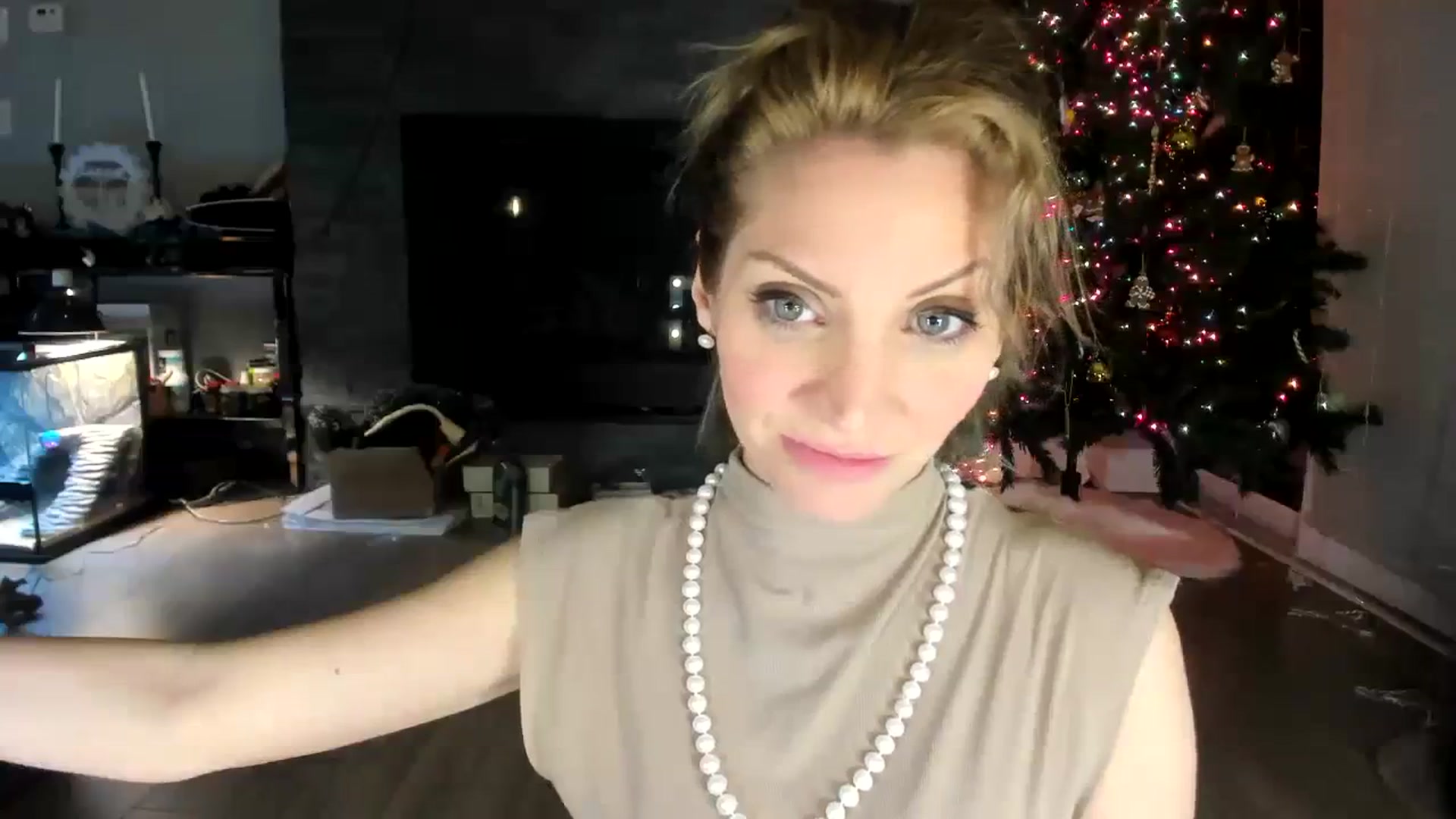 Gallery image thumbnail from Laurel's myfreecams stream on, 01/03/2024, 06:25 image 7 of 20