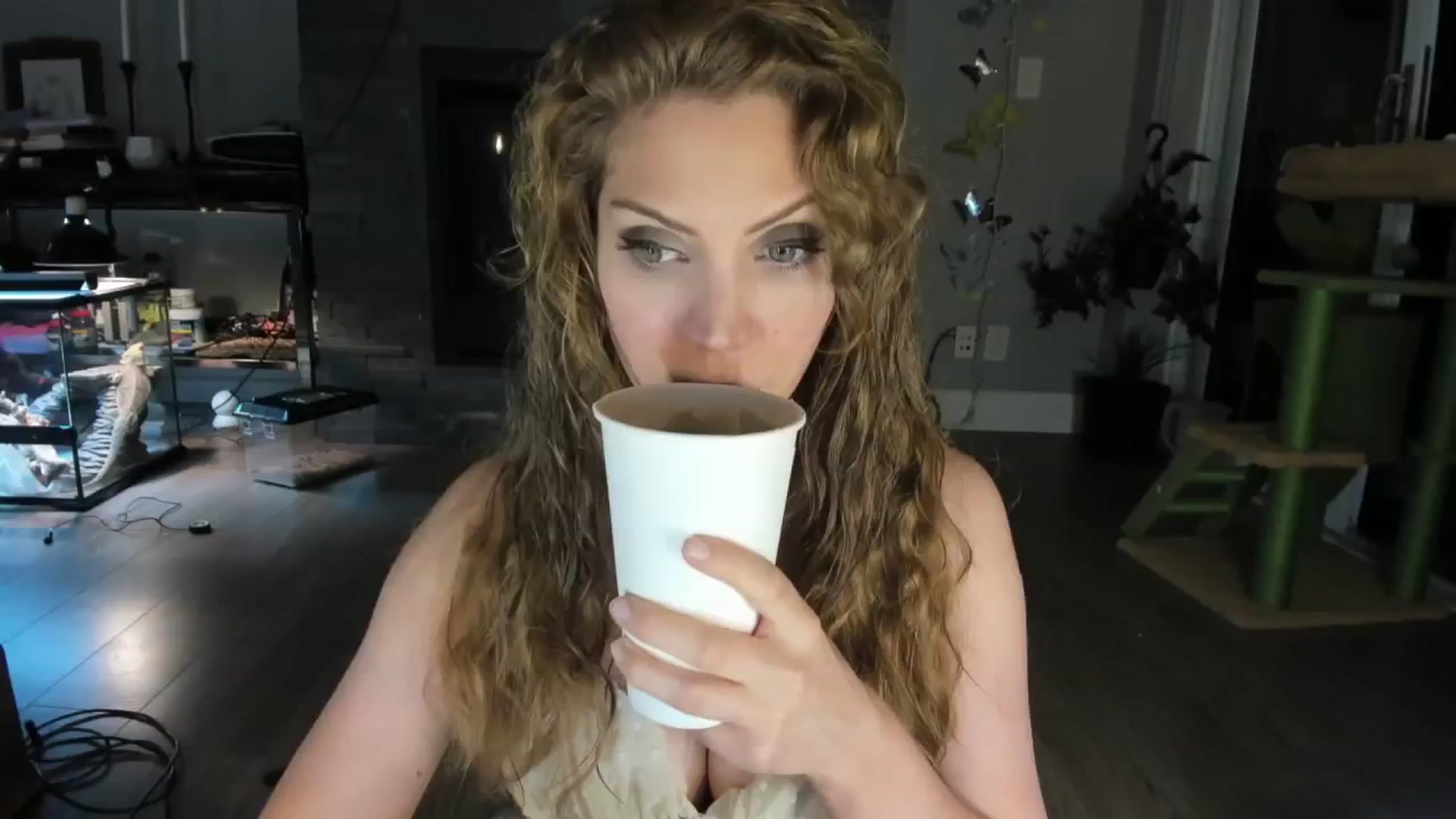 Gallery image thumbnail from Laurel's myfreecams stream on, 06/20/2024, 04:05 image 19 of 20