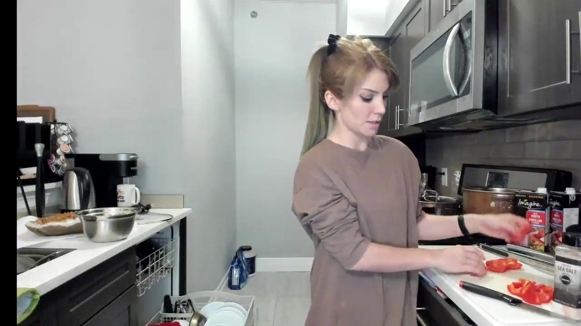 Gallery image thumbnail from Laurel's myfreecams stream on, 10/21/2024, 04:10 image 10 of 20