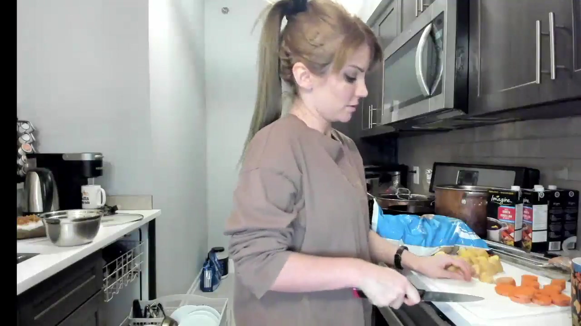 Gallery image thumbnail from Laurel's myfreecams stream on, 10/21/2024, 04:10 image 11 of 20