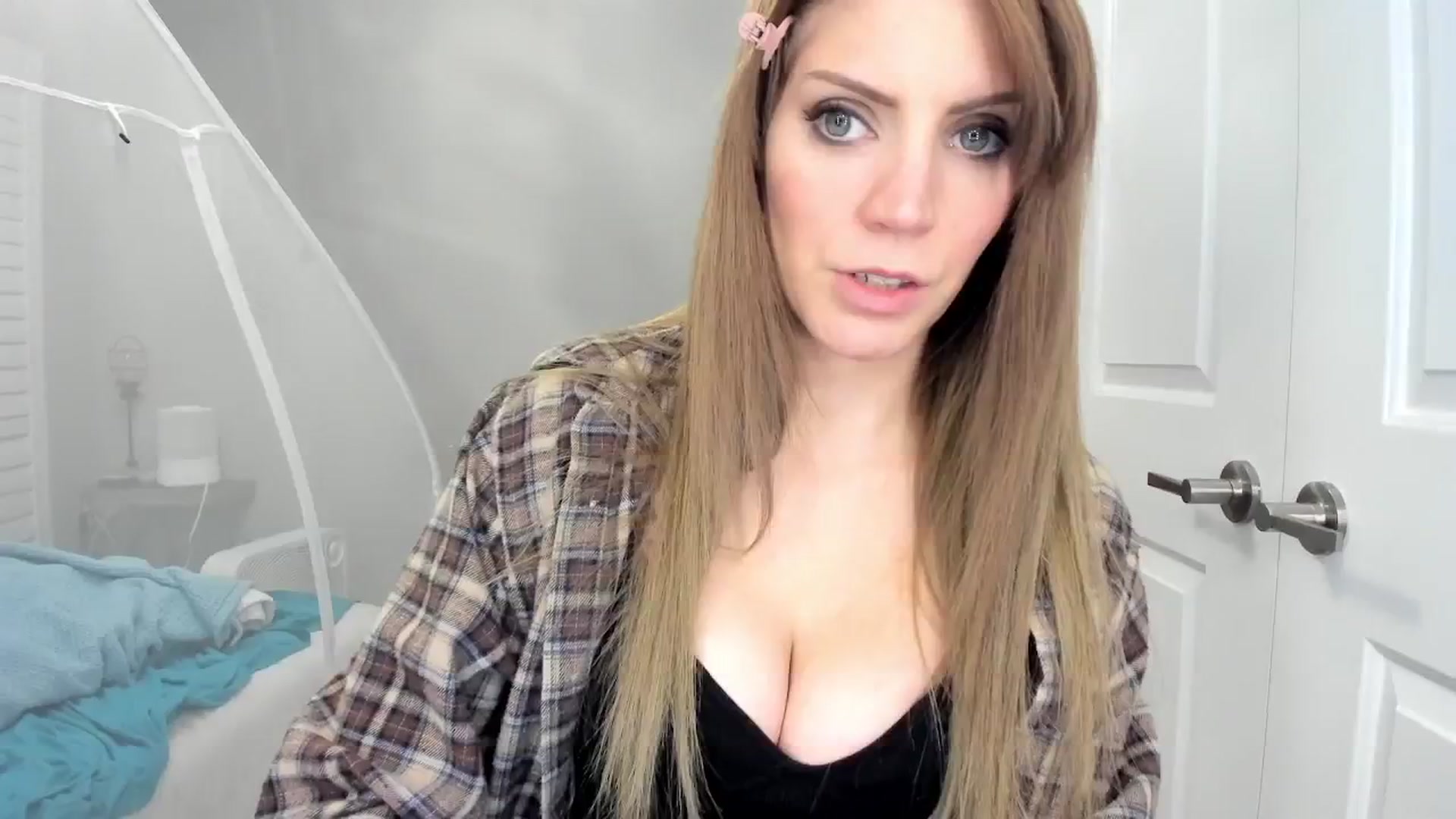 Gallery image thumbnail from Laurel's myfreecams stream on, 11/30/2024, 06:17 image 9 of 20