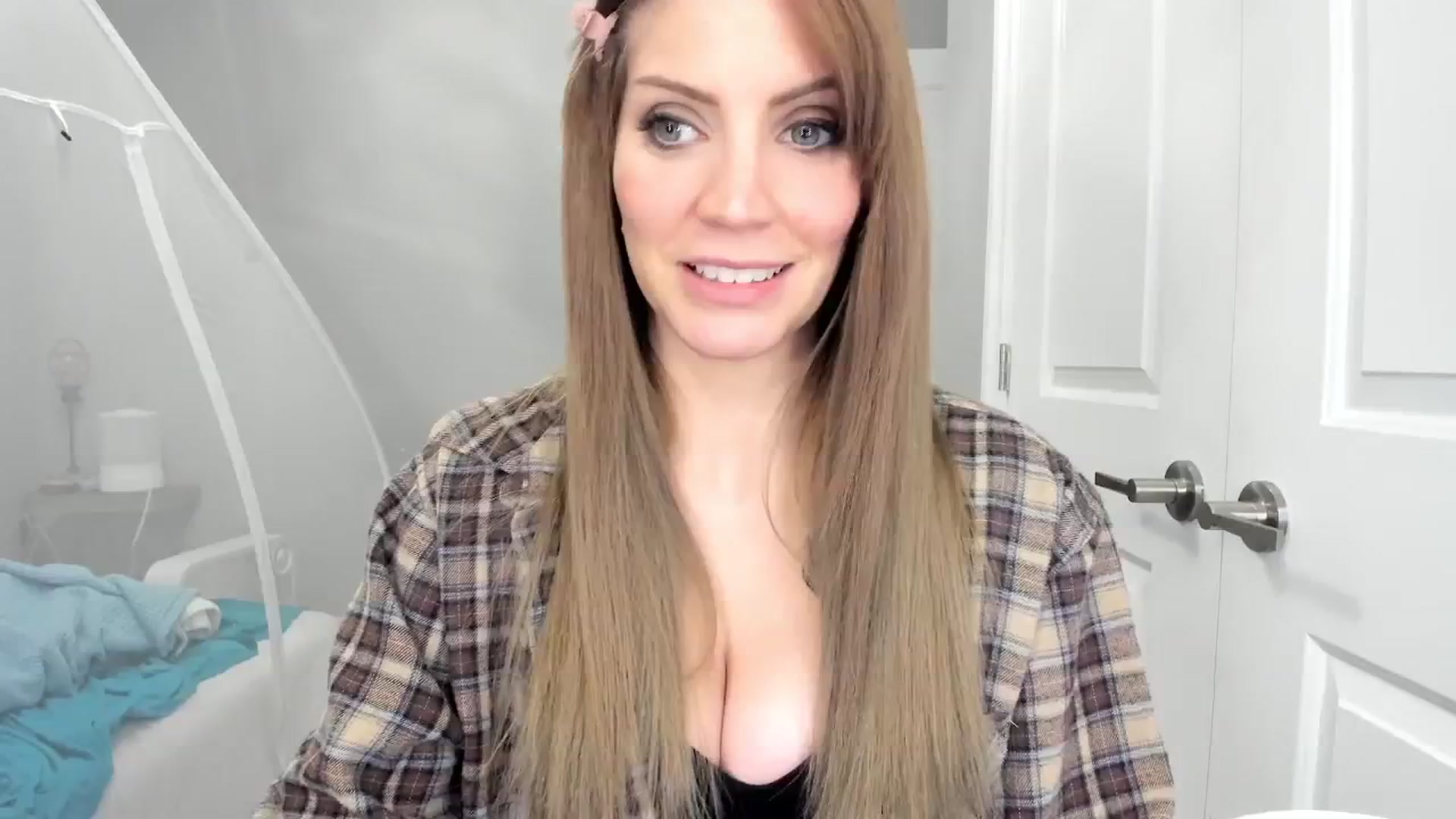 Gallery image thumbnail from Laurel's myfreecams stream on, 11/30/2024, 06:17 image 18 of 20