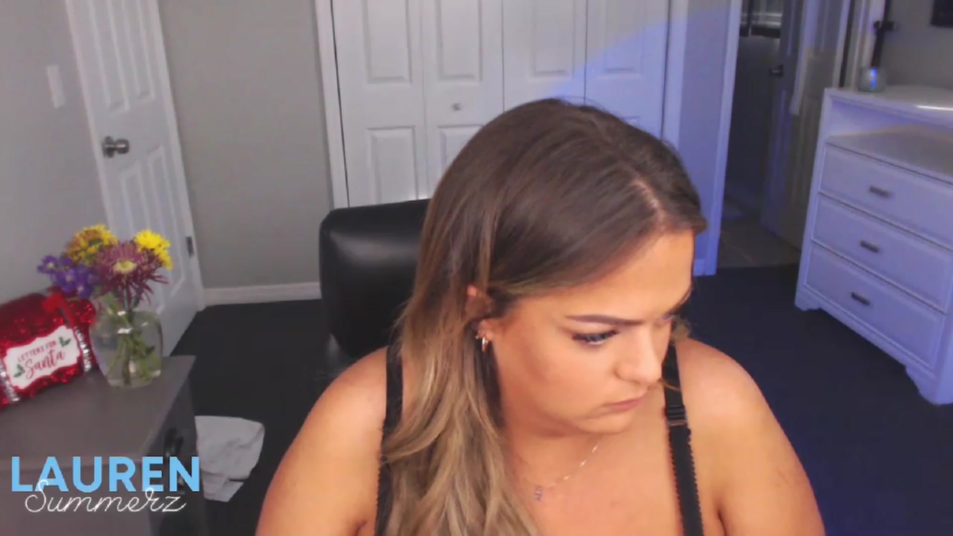 Gallery image thumbnail from LaurenSummerz's myfreecams stream on, 11/15/2022, 14:11 image 17 of 20