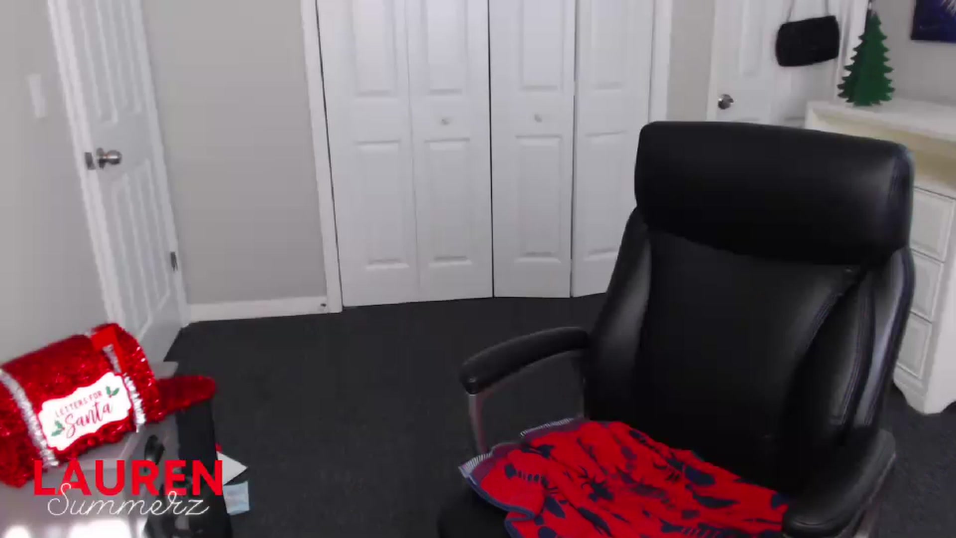 Gallery image thumbnail from LaurenSummerz's myfreecams stream on, 11/29/2022, 15:59 image 13 of 20