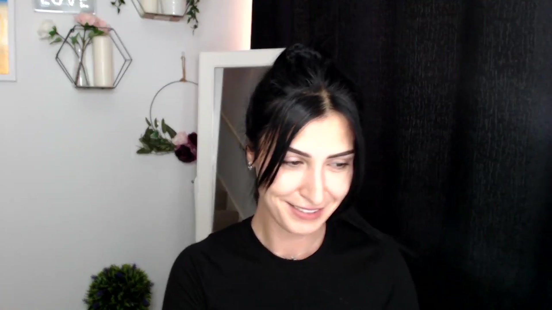 Gallery image thumbnail from LavIson's myfreecams stream on, 11/25/2024, 15:13 image 17 of 20