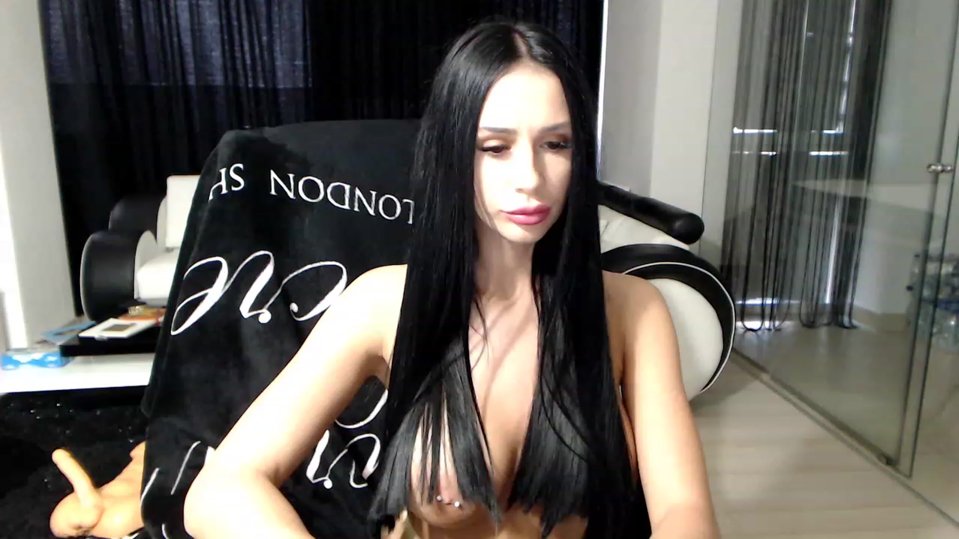 Gallery image thumbnail from LaylaRad's myfreecams stream on, 01/06/2023, 13:40 image 1 of 20