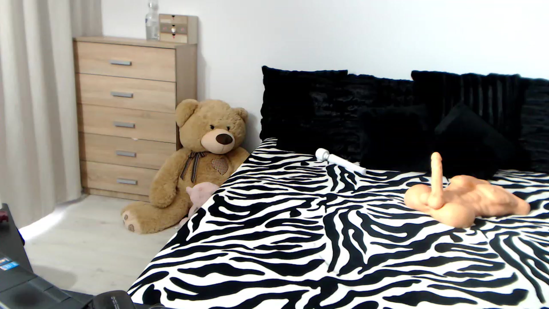 Gallery image thumbnail from LaylaRad's myfreecams stream on, 02/25/2023, 14:06 image 12 of 20