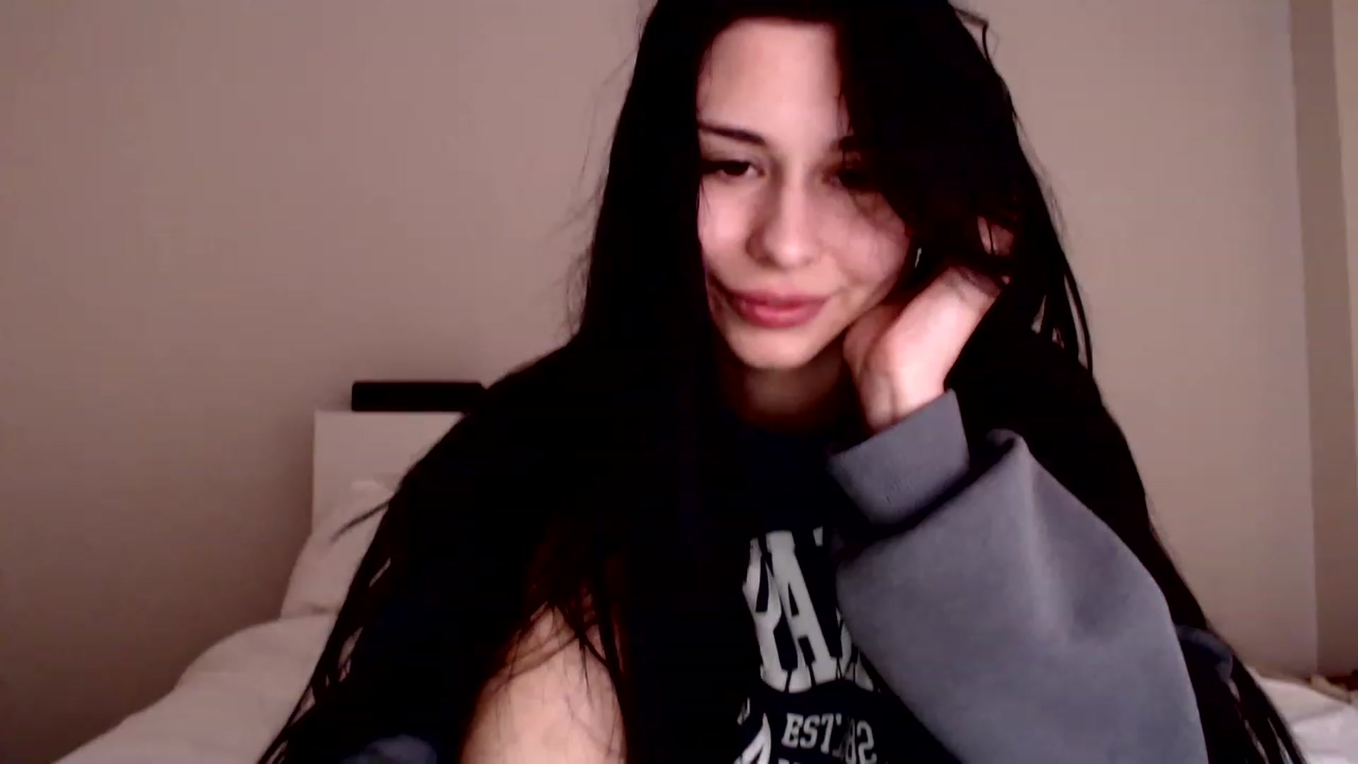 Gallery image thumbnail from LeValeriya's myfreecams stream on, 12/25/2022, 18:16 image 18 of 20