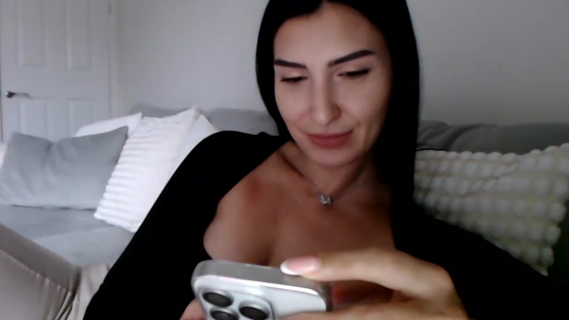 Gallery image thumbnail from LeaIson's myfreecams stream on, 12/12/2023, 12:23 image 2 of 20