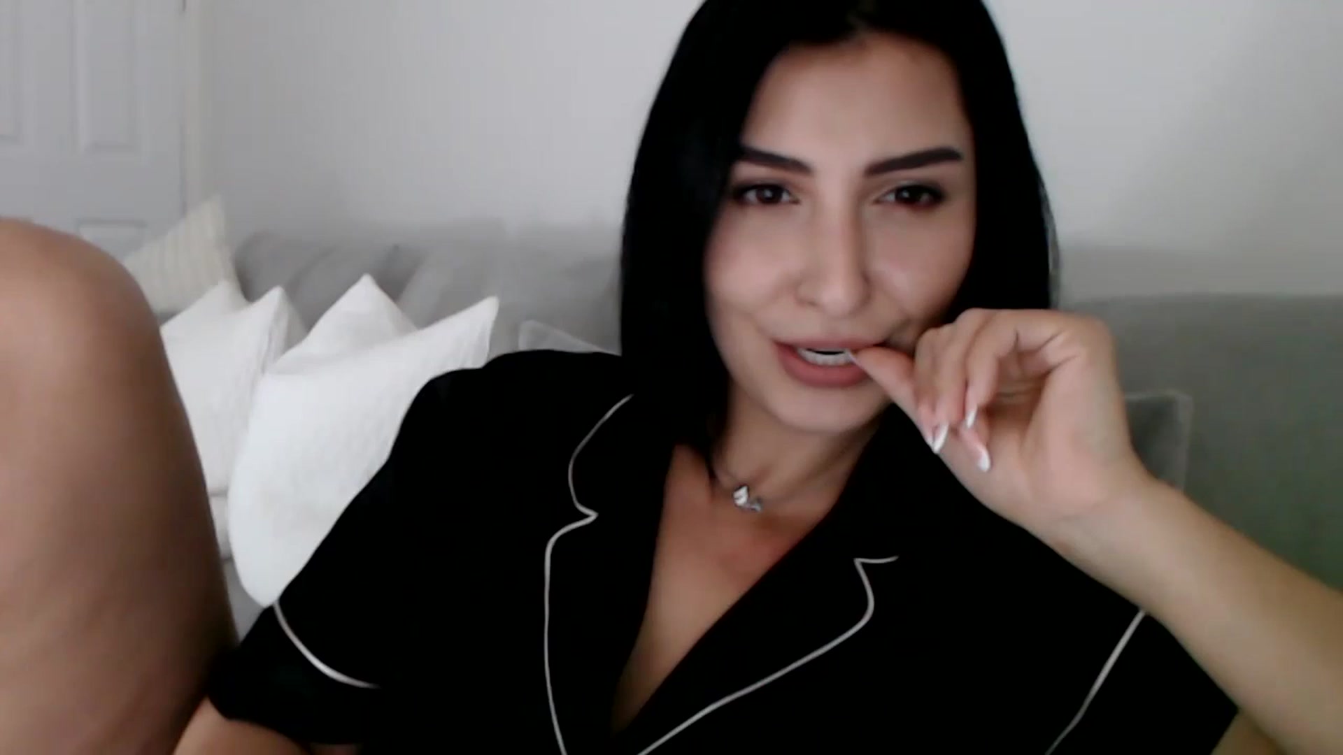 Gallery image thumbnail from LeaIson's myfreecams stream on, 12/18/2023, 12:05 image 1 of 20