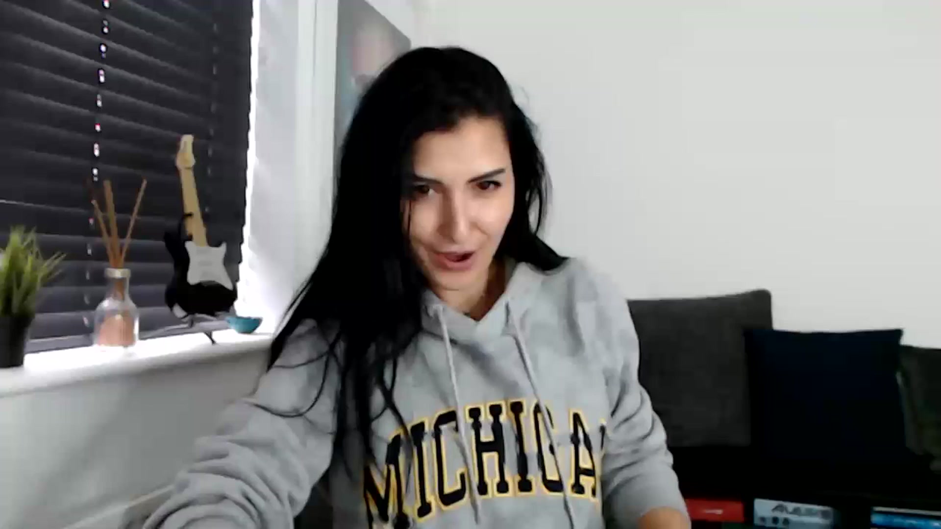 Gallery image thumbnail from LeaIson's myfreecams stream on, 12/19/2023, 13:48 image 1 of 20
