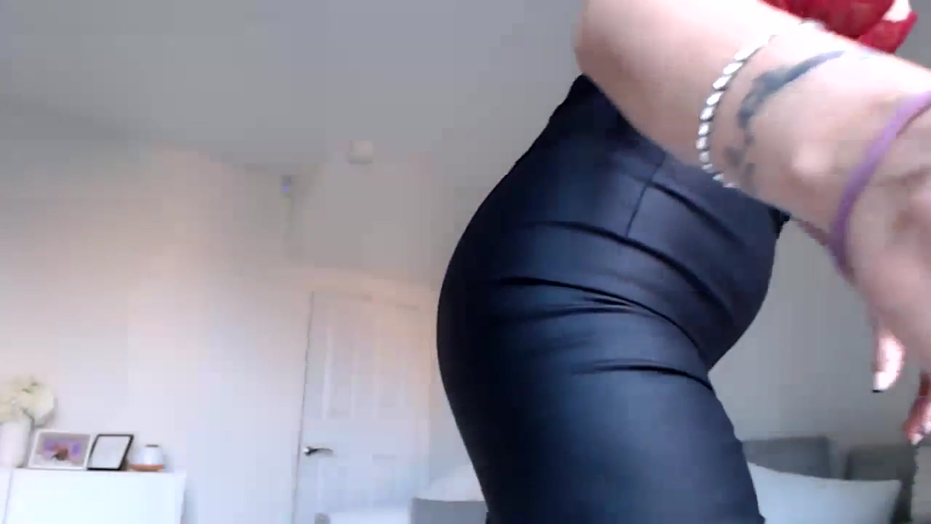 Gallery image thumbnail from LeaIson's myfreecams stream on, 02/20/2024, 12:25 image 18 of 20