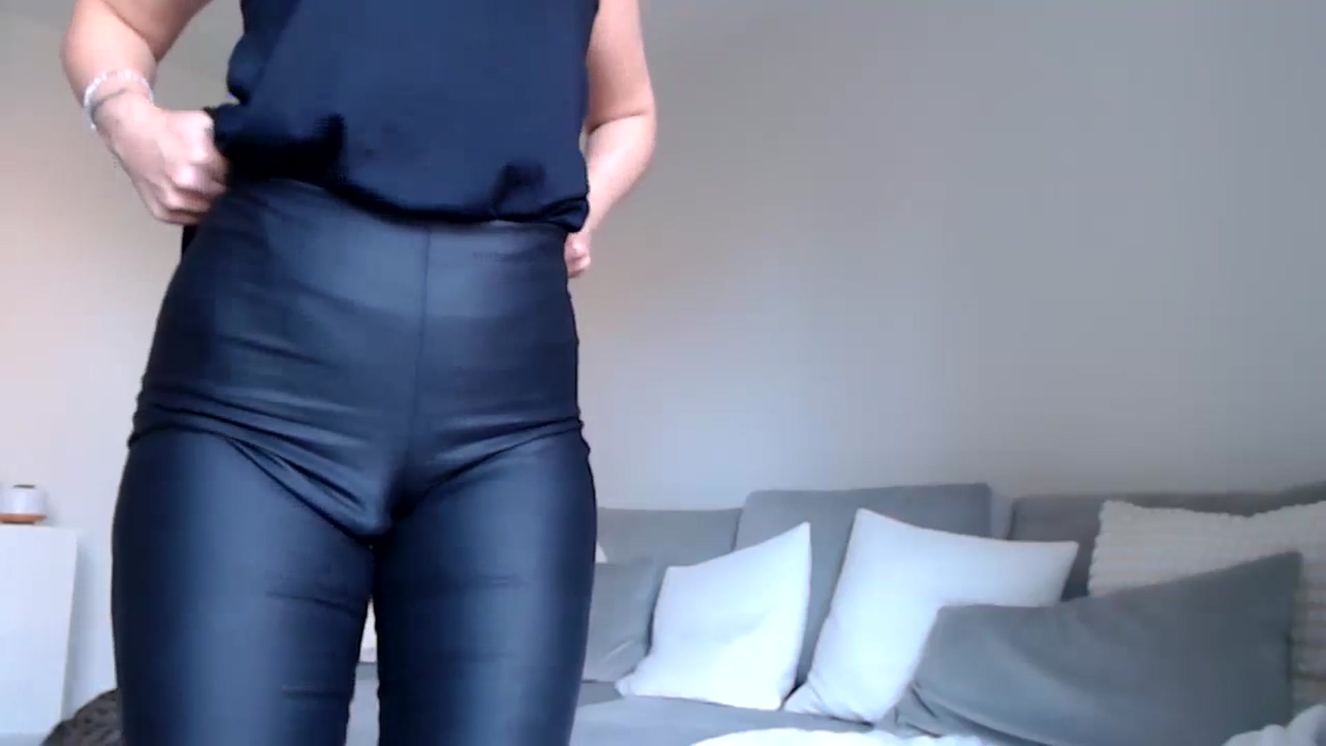 Gallery image thumbnail from LeaIson's myfreecams stream on, 02/20/2024, 12:25 image 16 of 20