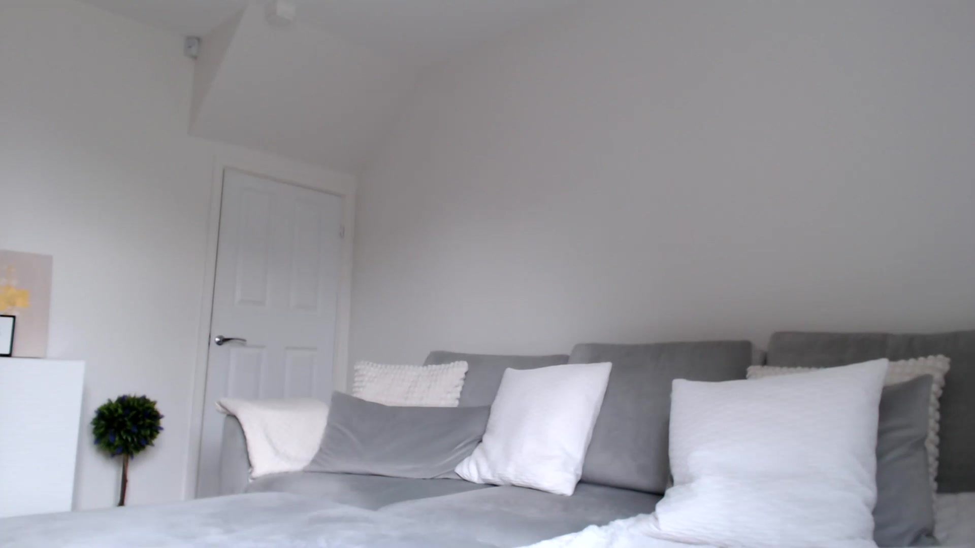 Gallery image thumbnail from LeaIson's myfreecams stream on, 03/05/2024, 13:05 image 4 of 20